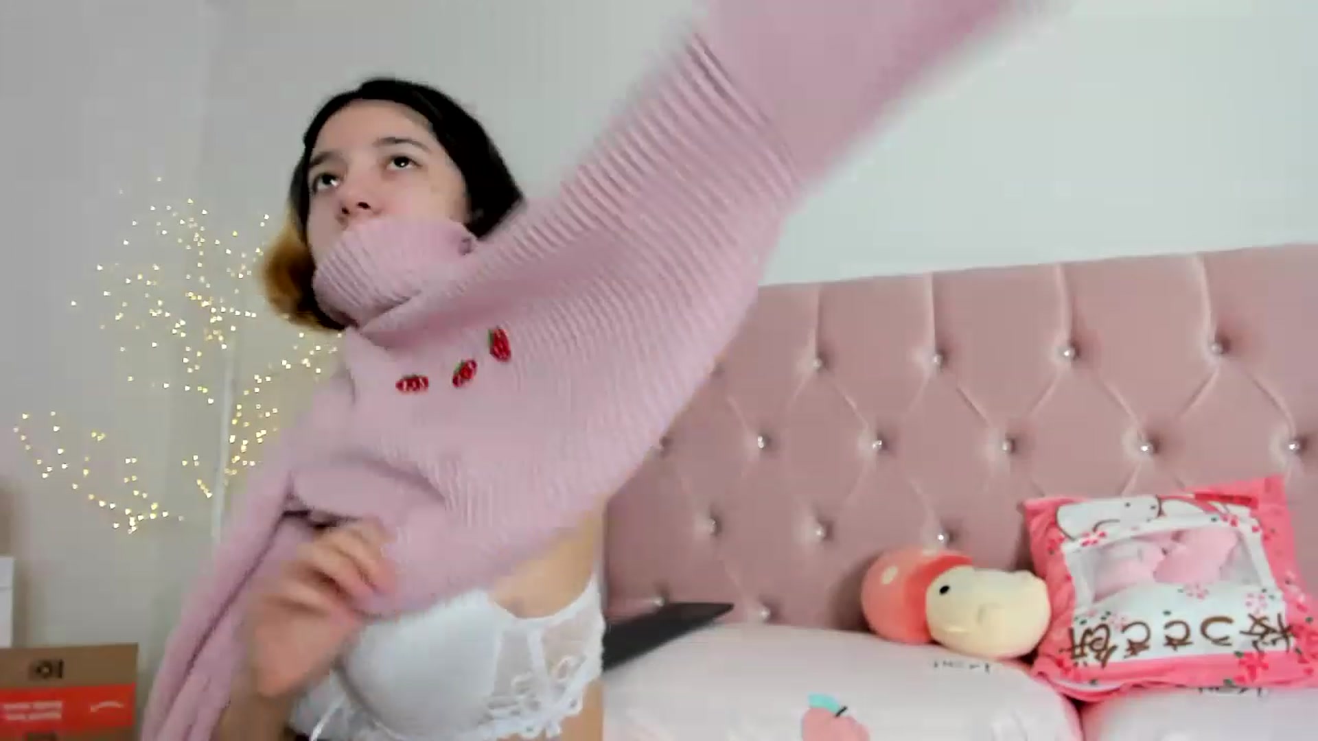 Gallery image thumbnail from Cherrycute666's myfreecams stream on, 12/22/2022, 15:53 image 12 of 20