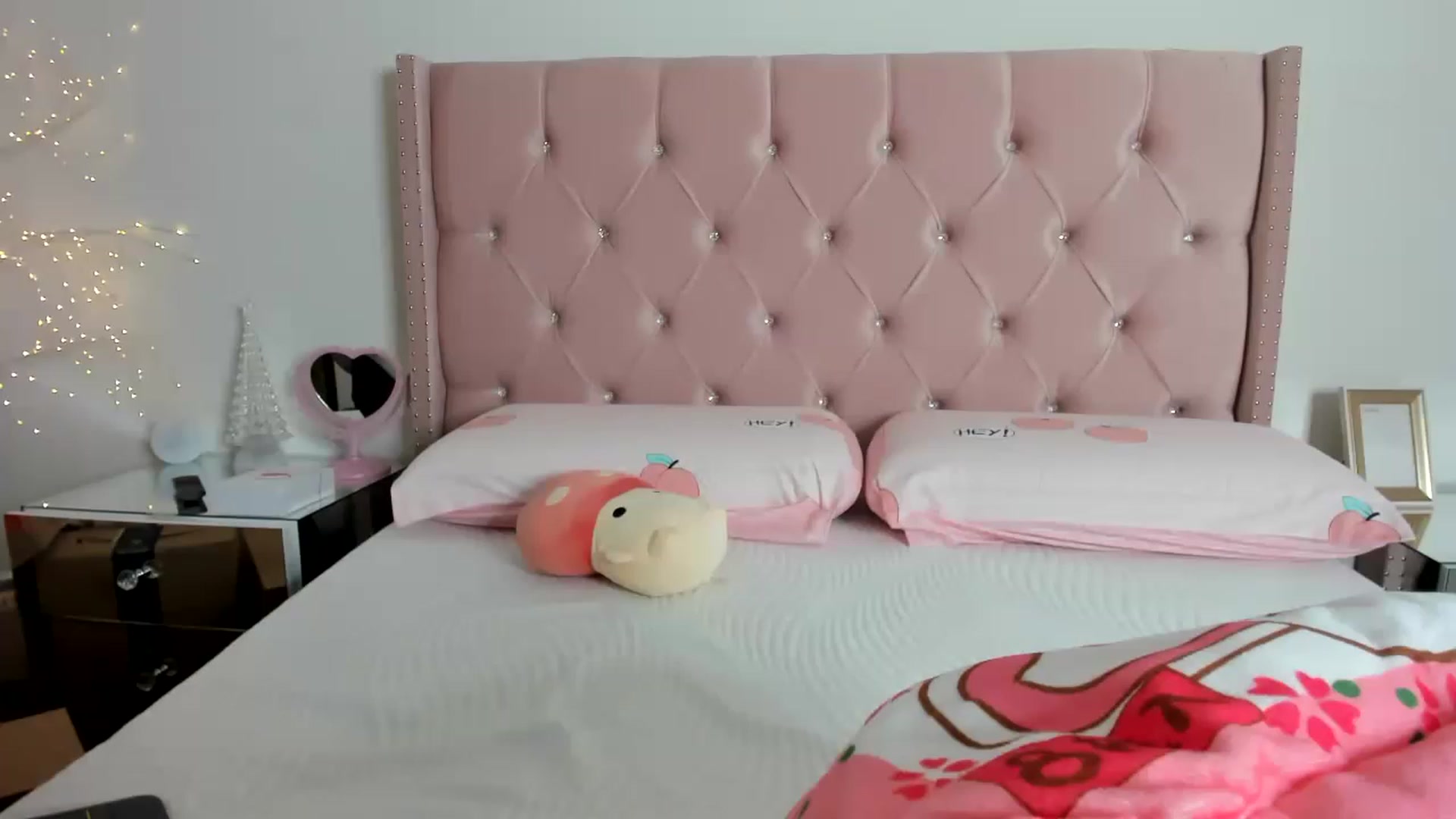 Gallery image thumbnail from Cherrycute666's myfreecams stream on, 12/22/2022, 15:53 image 2 of 20