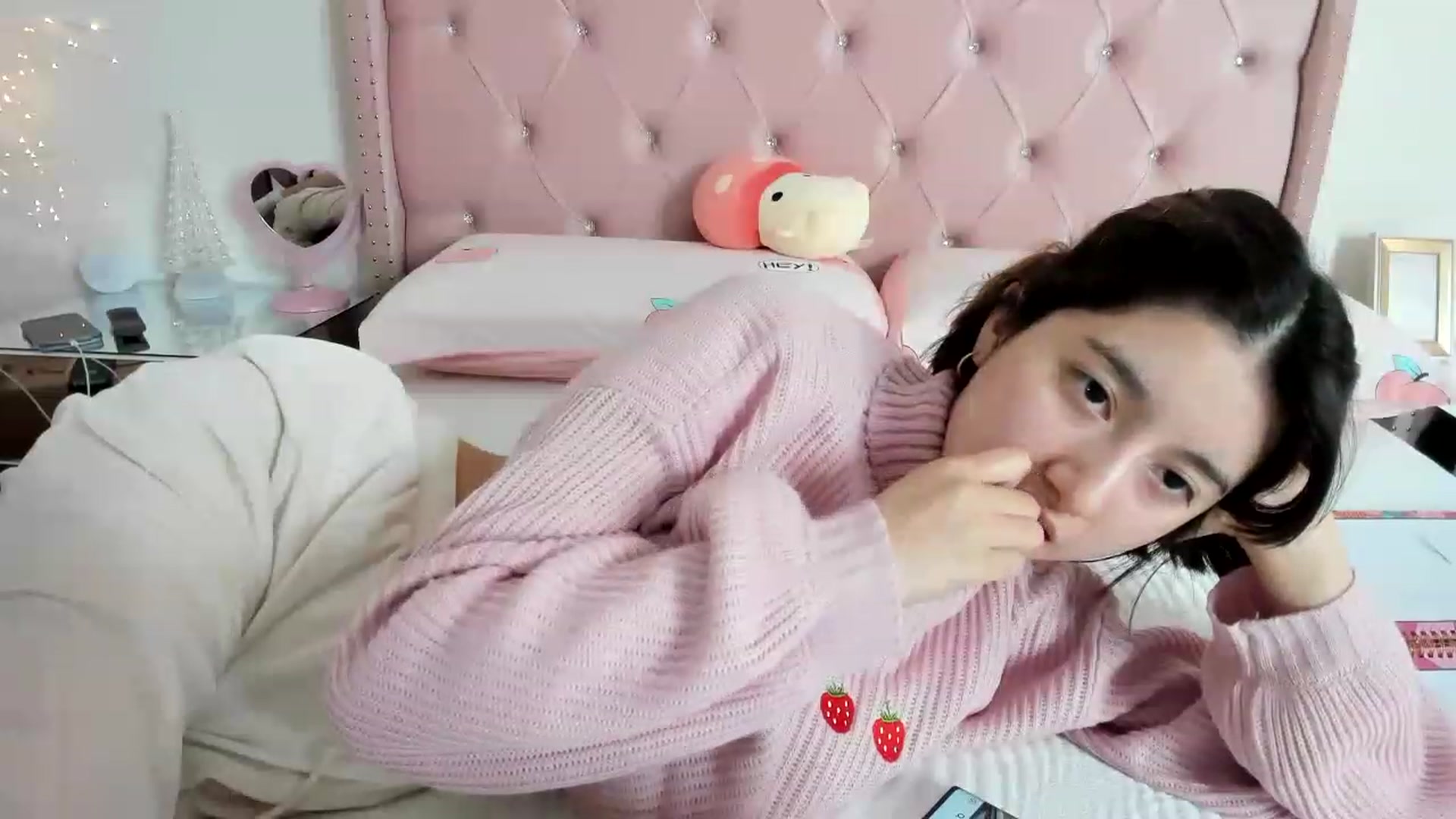 Gallery image thumbnail from Cherrycute666's myfreecams stream on, 12/22/2022, 17:29 image 6 of 20