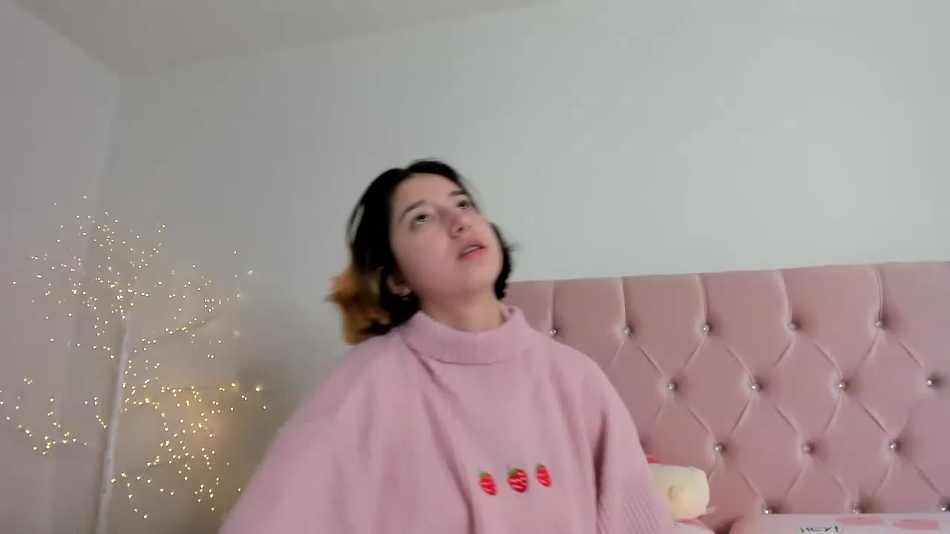 Gallery image thumbnail from Cherrycute666's myfreecams stream on, 12/22/2022, 17:29 image 2 of 20
