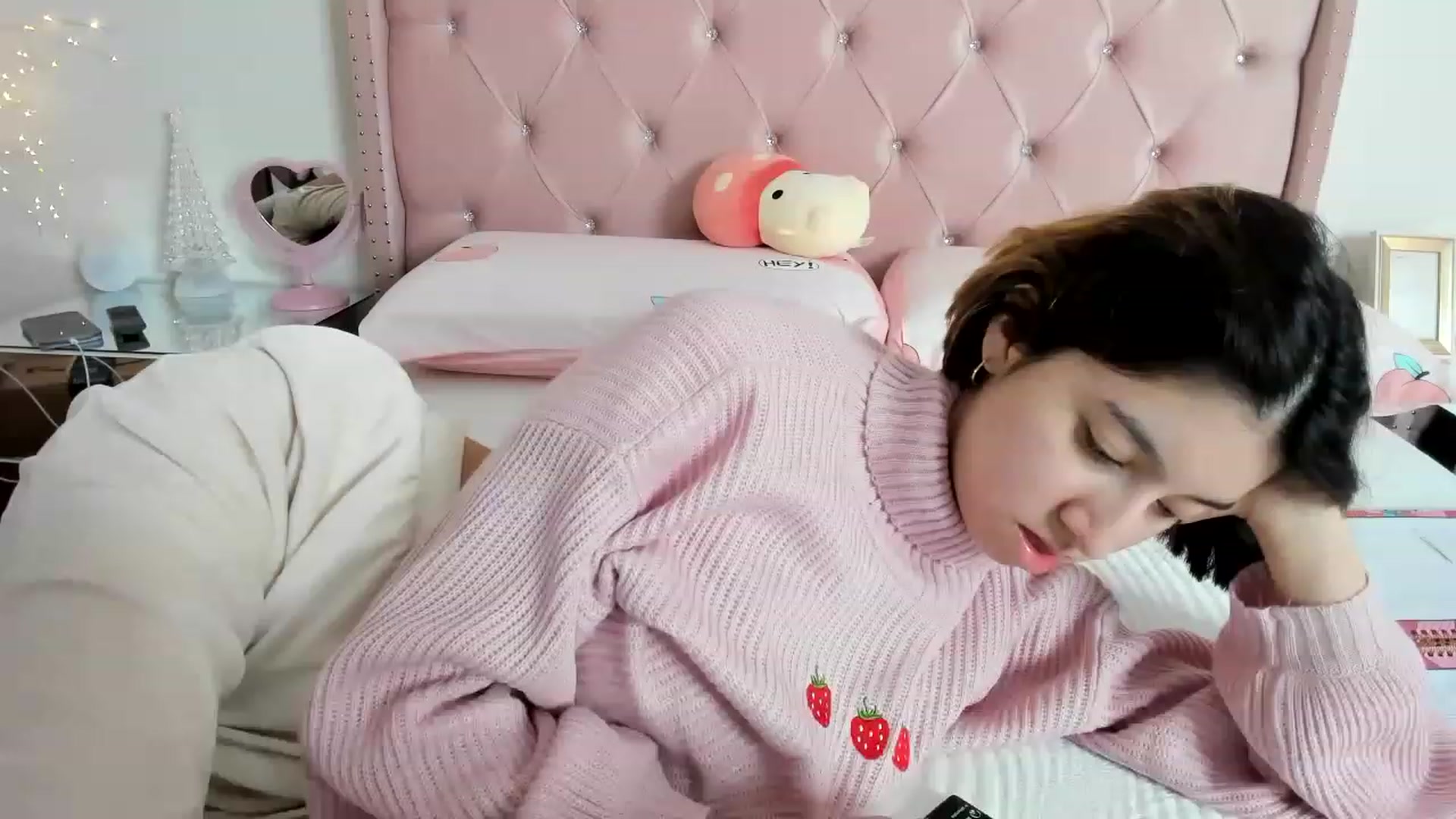 Gallery image thumbnail from Cherrycute666's myfreecams stream on, 12/22/2022, 17:29 image 7 of 20