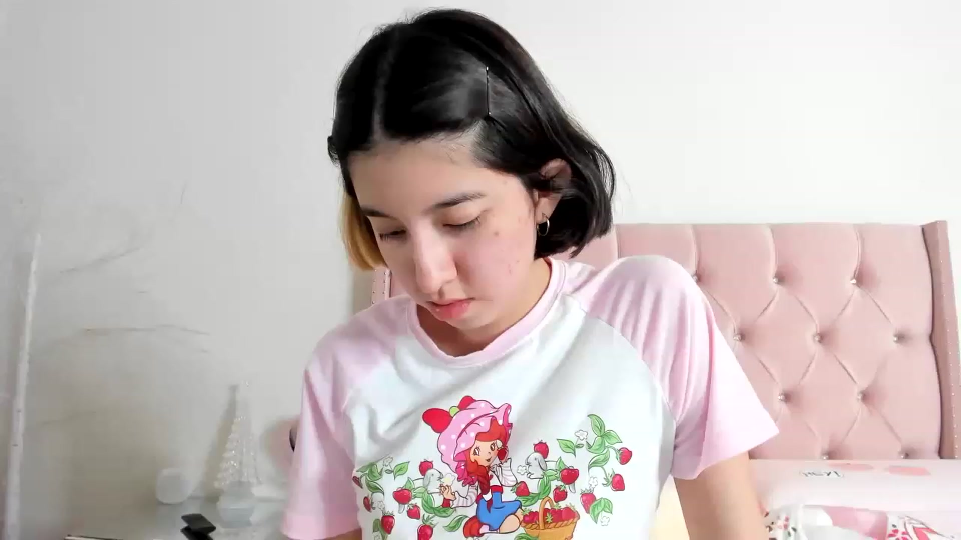Gallery image thumbnail from Cherrycute666's myfreecams stream on, 12/22/2022, 19:00 image 1 of 20