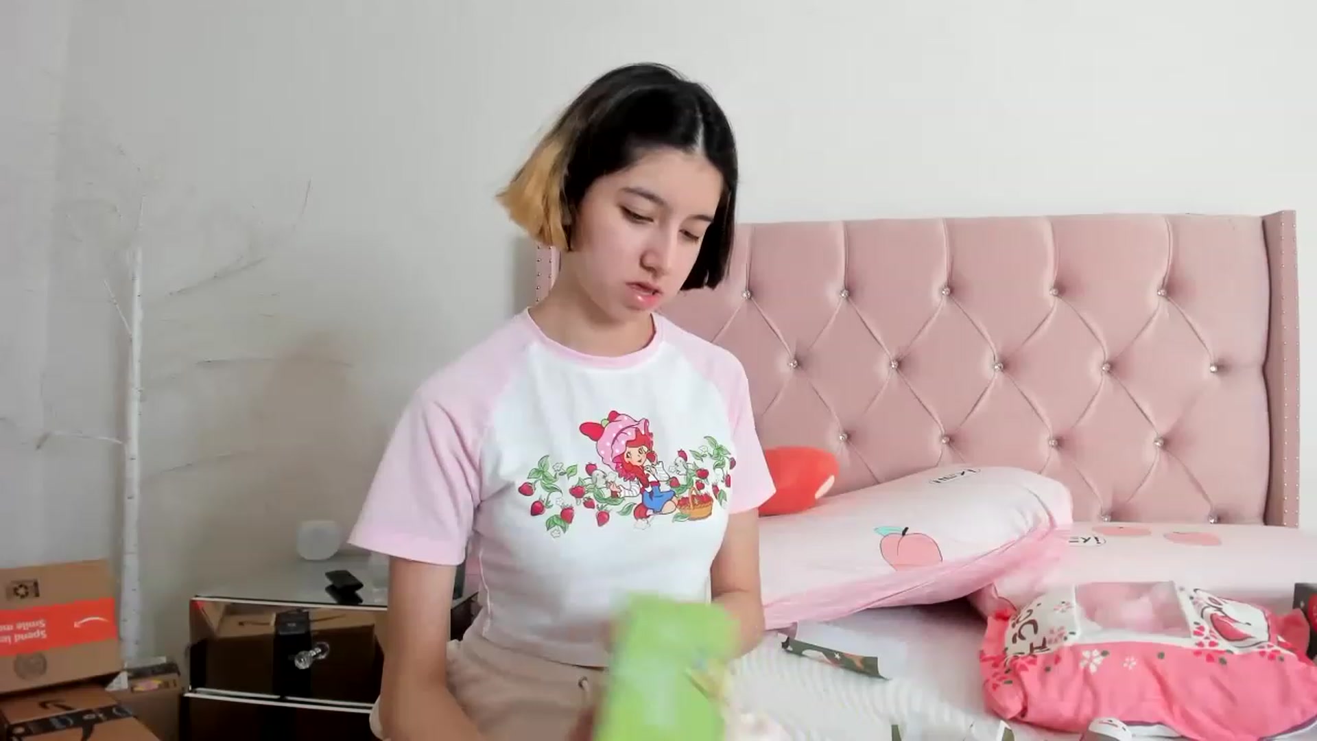 Gallery image thumbnail from Cherrycute666's myfreecams stream on, 12/22/2022, 20:58 image 16 of 20