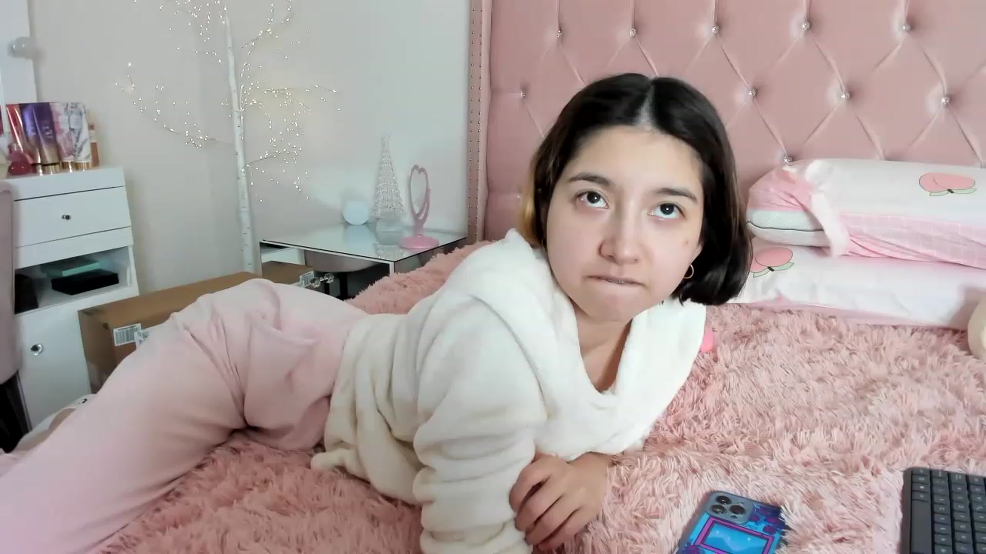 Gallery image thumbnail from Cherrycute666's myfreecams stream on, 12/24/2022, 15:58 image 16 of 20