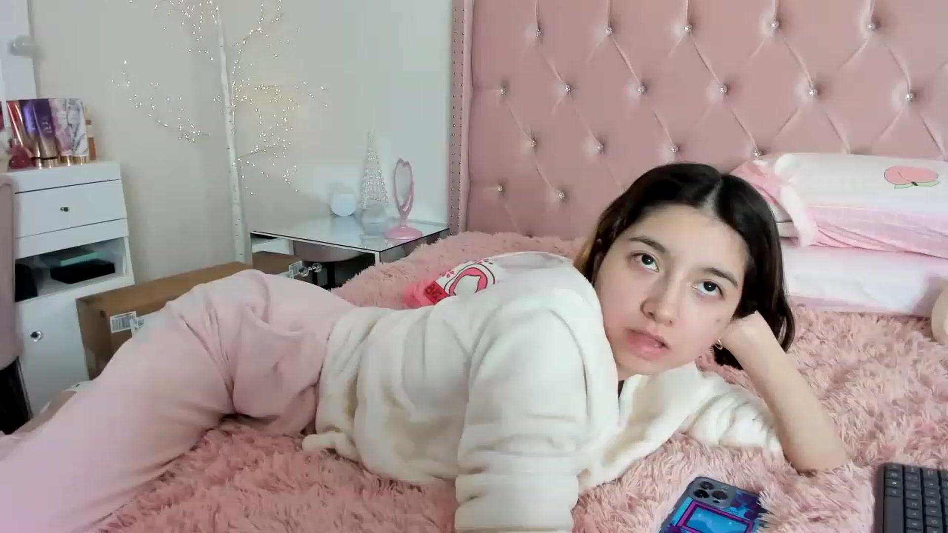 Gallery image thumbnail from Cherrycute666's myfreecams stream on, 12/24/2022, 15:58 image 15 of 20