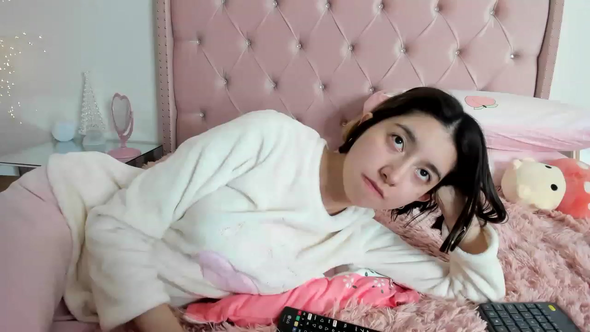 Gallery image thumbnail from Cherrycute666's myfreecams stream on, 12/24/2022, 15:58 image 3 of 20
