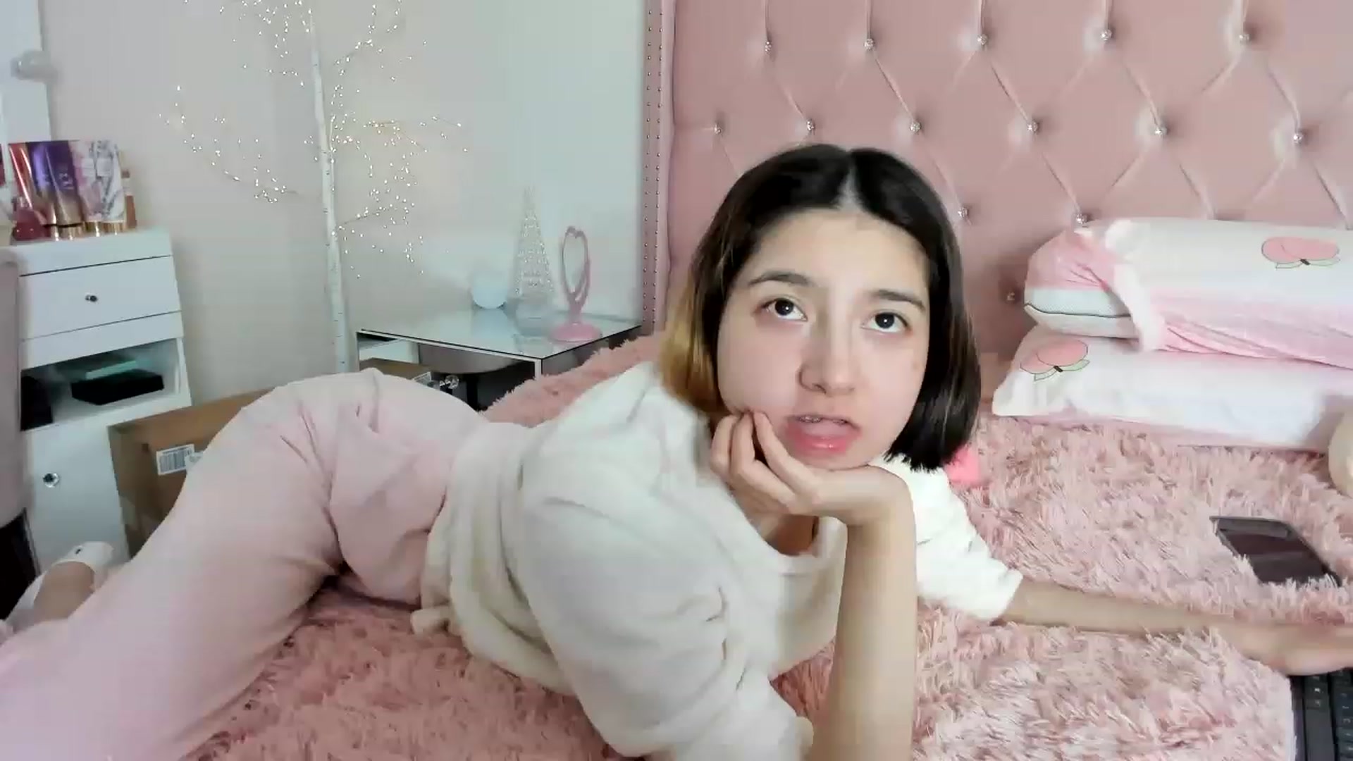 Gallery image thumbnail from Cherrycute666's myfreecams stream on, 12/24/2022, 15:58 image 13 of 20