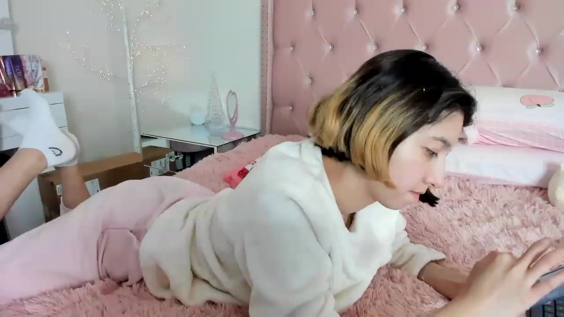 Gallery image thumbnail from Cherrycute666's myfreecams stream on, 12/24/2022, 15:58 image 10 of 20