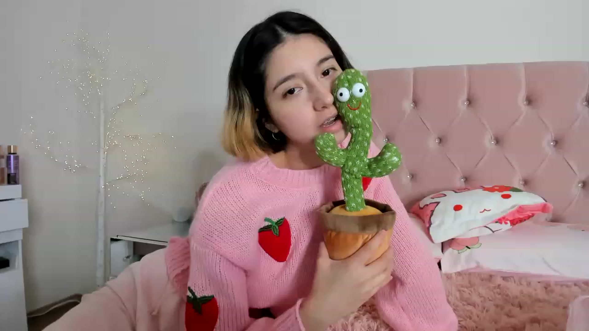 Gallery image thumbnail from Cherrycute666's myfreecams stream on, 12/26/2022, 06:51 image 6 of 20