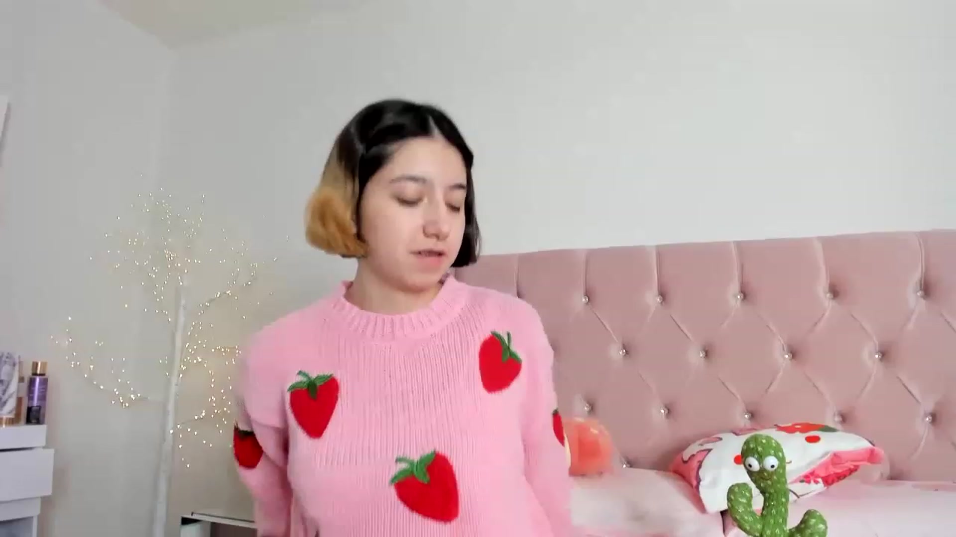 Gallery image thumbnail from Cherrycute666's myfreecams stream on, 12/26/2022, 06:51 image 4 of 20