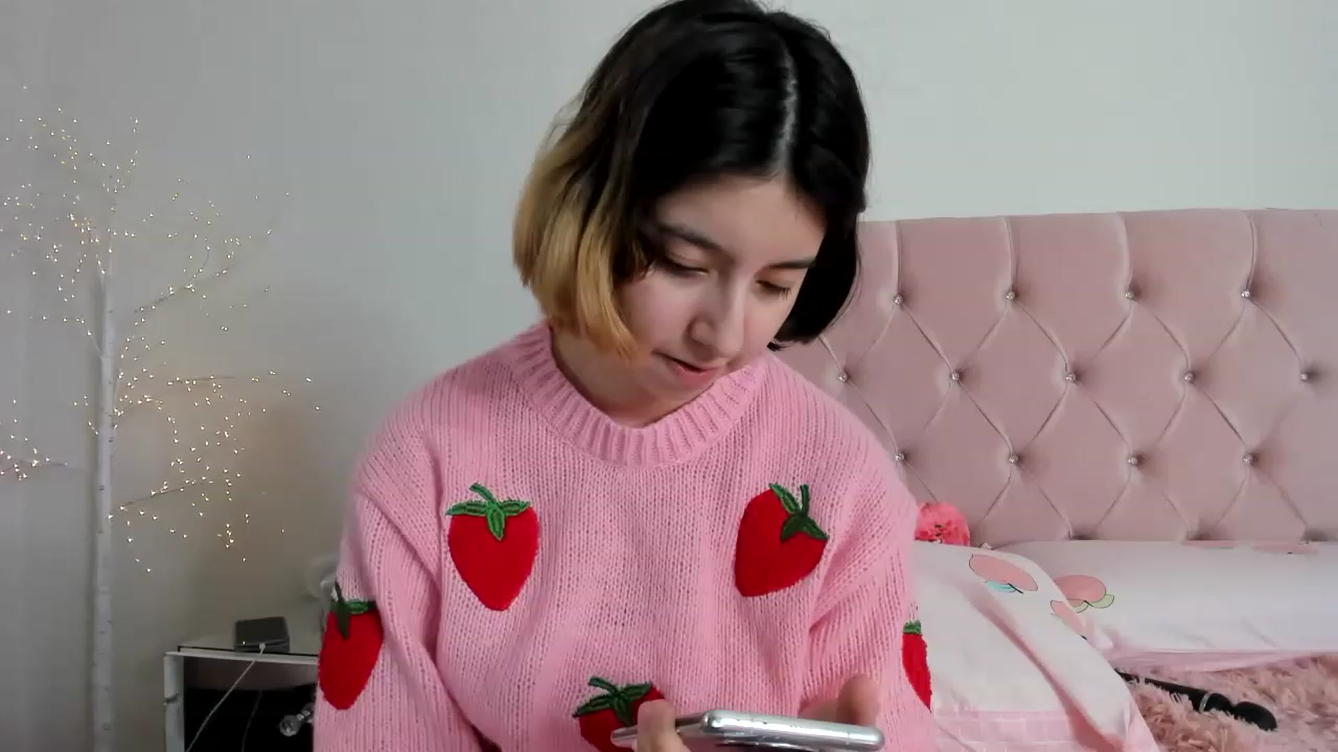 Gallery image thumbnail from Cherrycute666's myfreecams stream on, 12/26/2022, 13:21 image 16 of 20