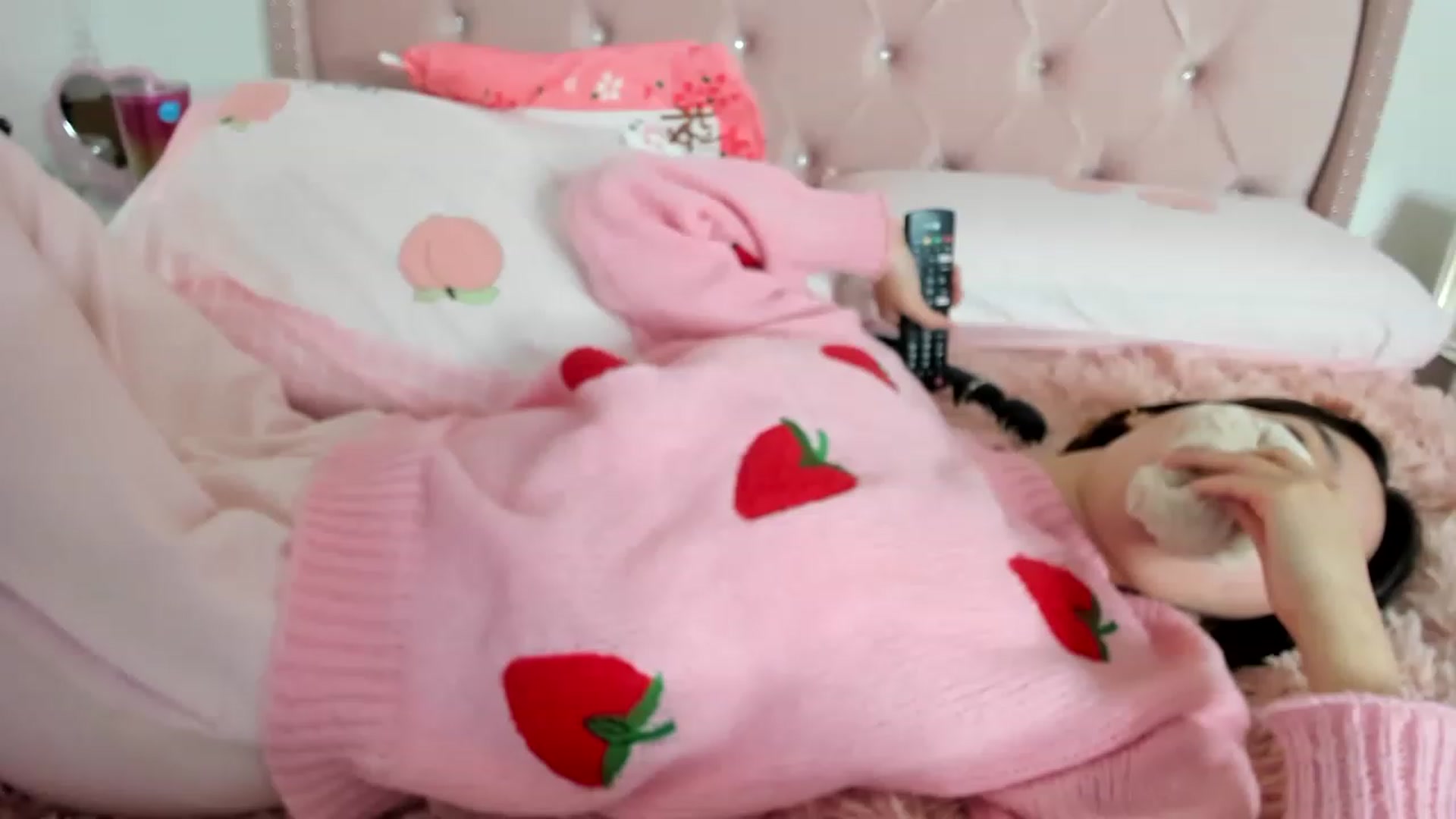 Gallery image thumbnail from Cherrycute666's myfreecams stream on, 12/26/2022, 13:21 image 8 of 20