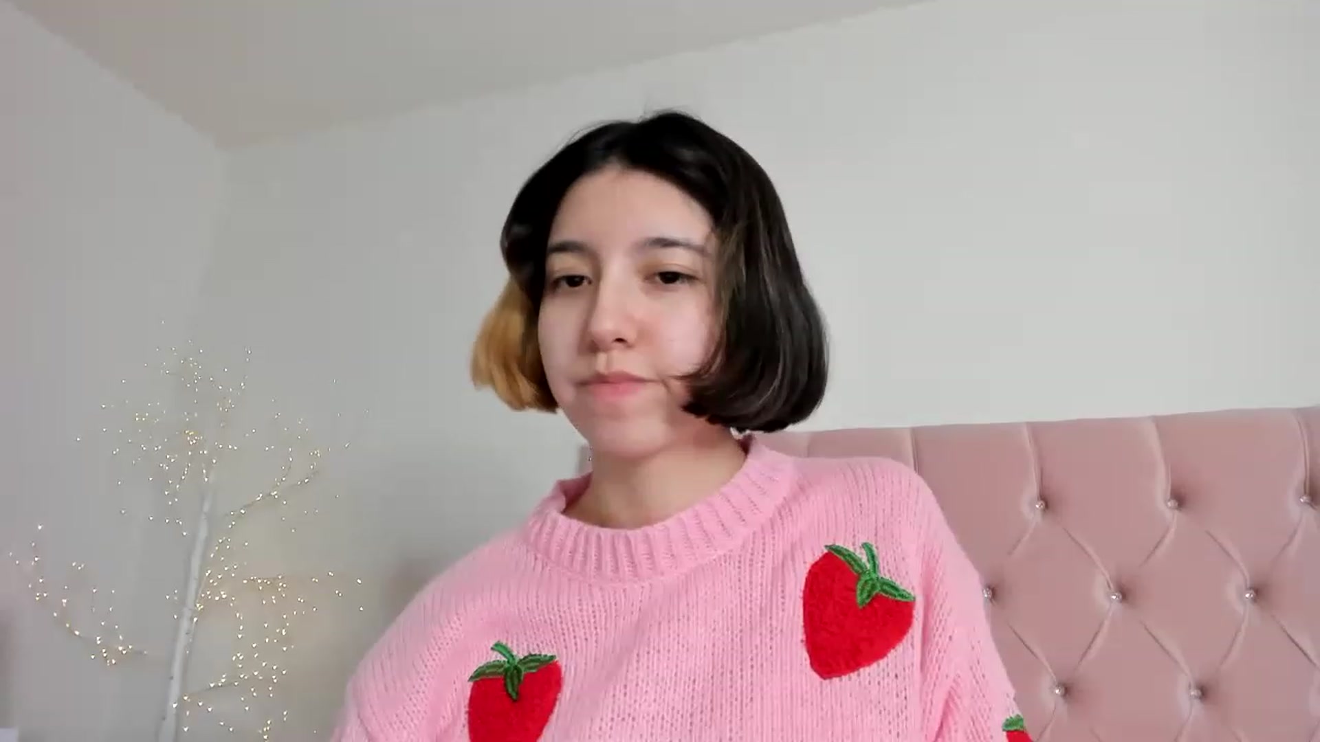 Gallery image thumbnail from Cherrycute666's myfreecams stream on, 12/26/2022, 13:21 image 6 of 20