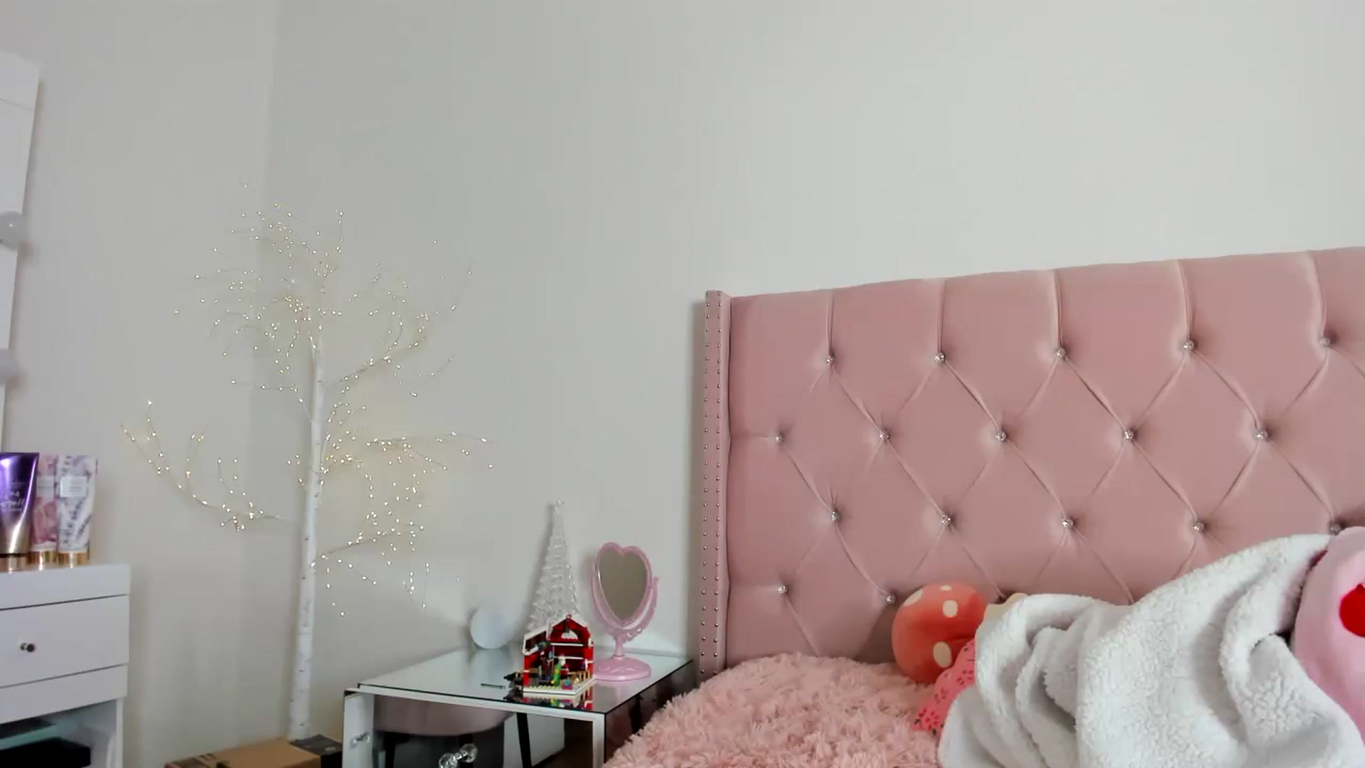 Gallery image thumbnail from Cherrycute666's myfreecams stream on, 12/28/2022, 24:01 image 2 of 20