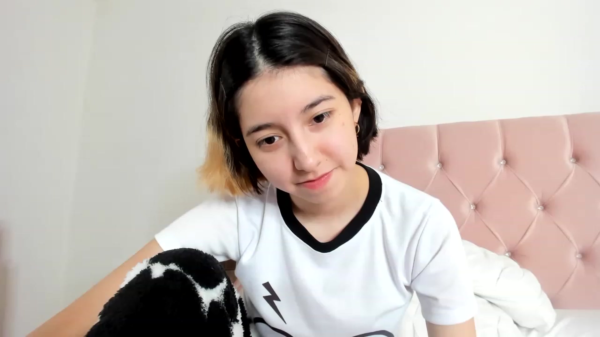 Gallery image thumbnail from Cherrycute666's myfreecams stream on, 01/03/2023, 16:06 image 1 of 20