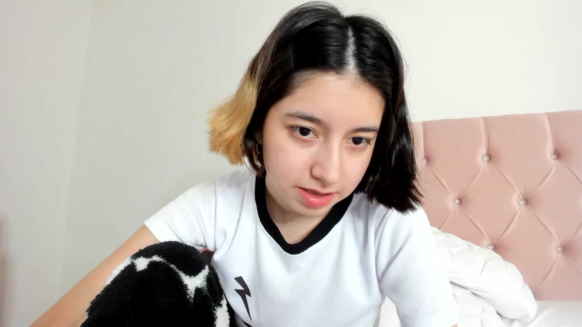 Gallery image thumbnail from Cherrycute666's myfreecams stream on, 01/03/2023, 16:06 image 2 of 20