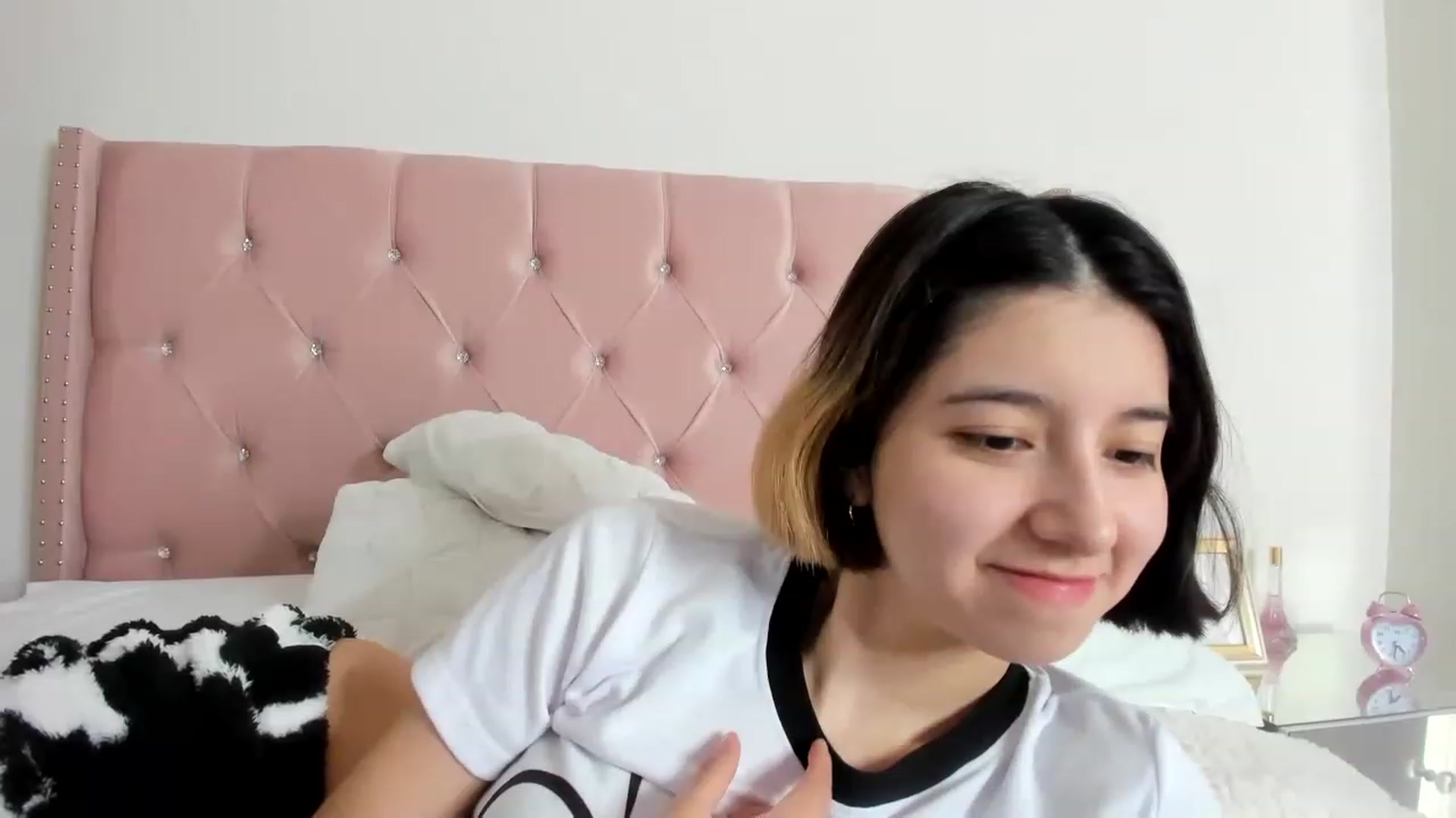 Gallery image thumbnail from Cherrycute666's myfreecams stream on, 01/03/2023, 16:06 image 12 of 20