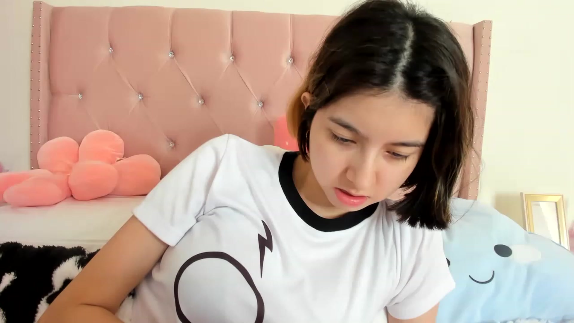 Gallery image thumbnail from Cherrycute666's myfreecams stream on, 01/03/2023, 21:39 image 14 of 20