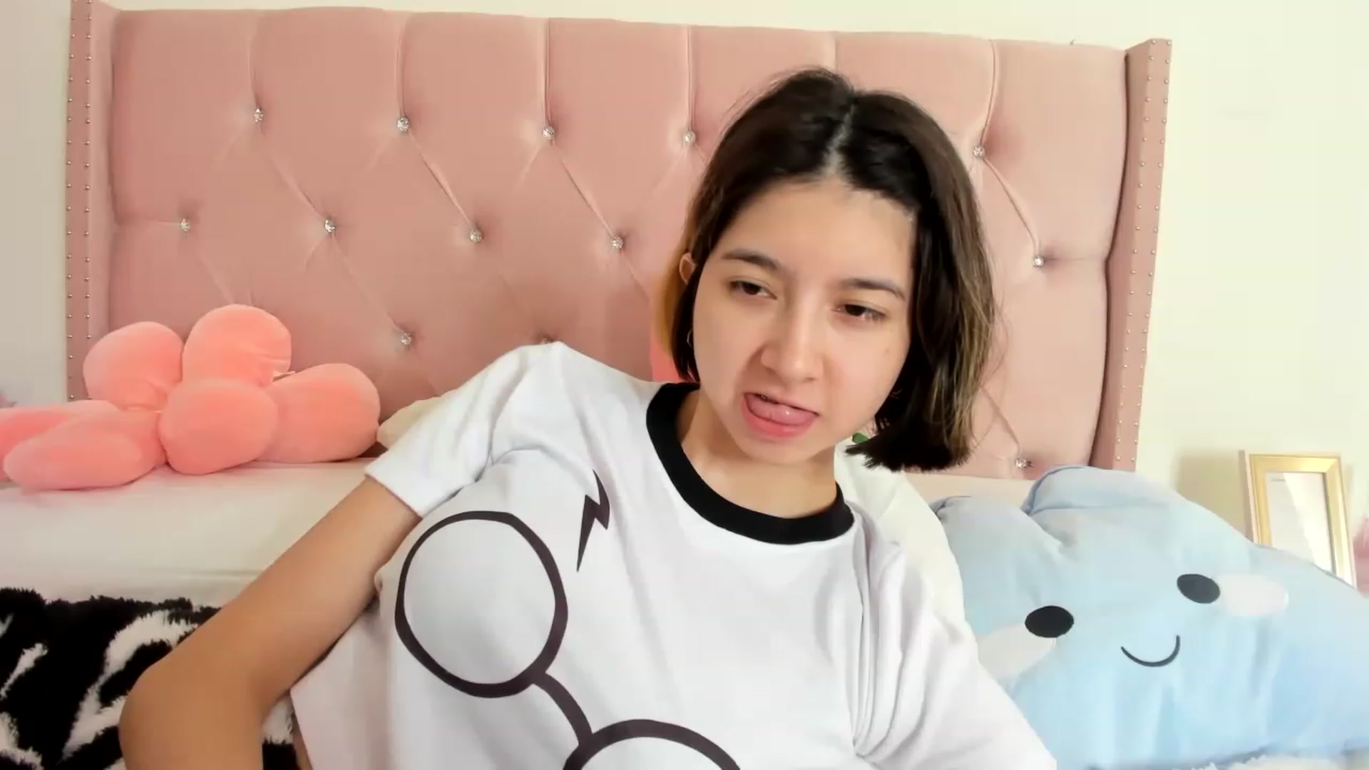 Gallery image thumbnail from Cherrycute666's myfreecams stream on, 01/03/2023, 21:39 image 13 of 20