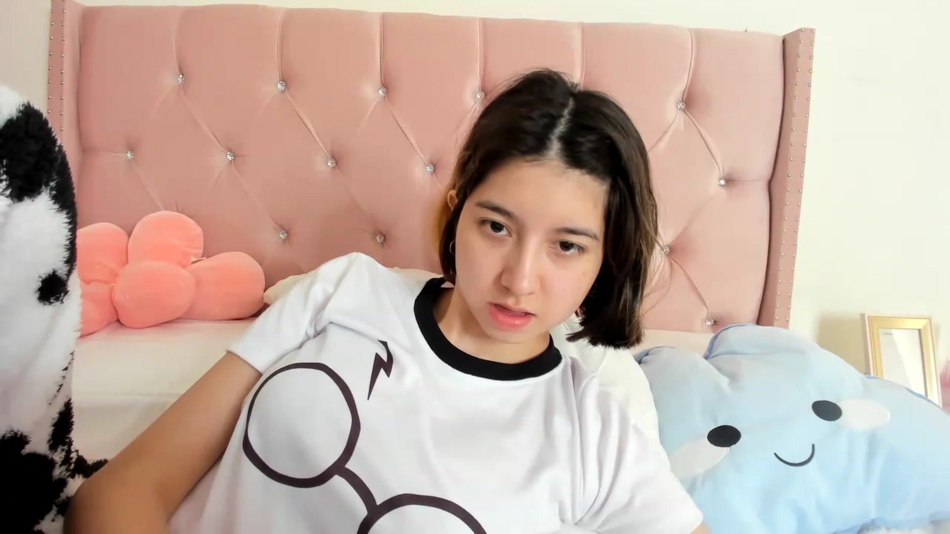 Gallery image thumbnail from Cherrycute666's myfreecams stream on, 01/03/2023, 21:39 image 10 of 20
