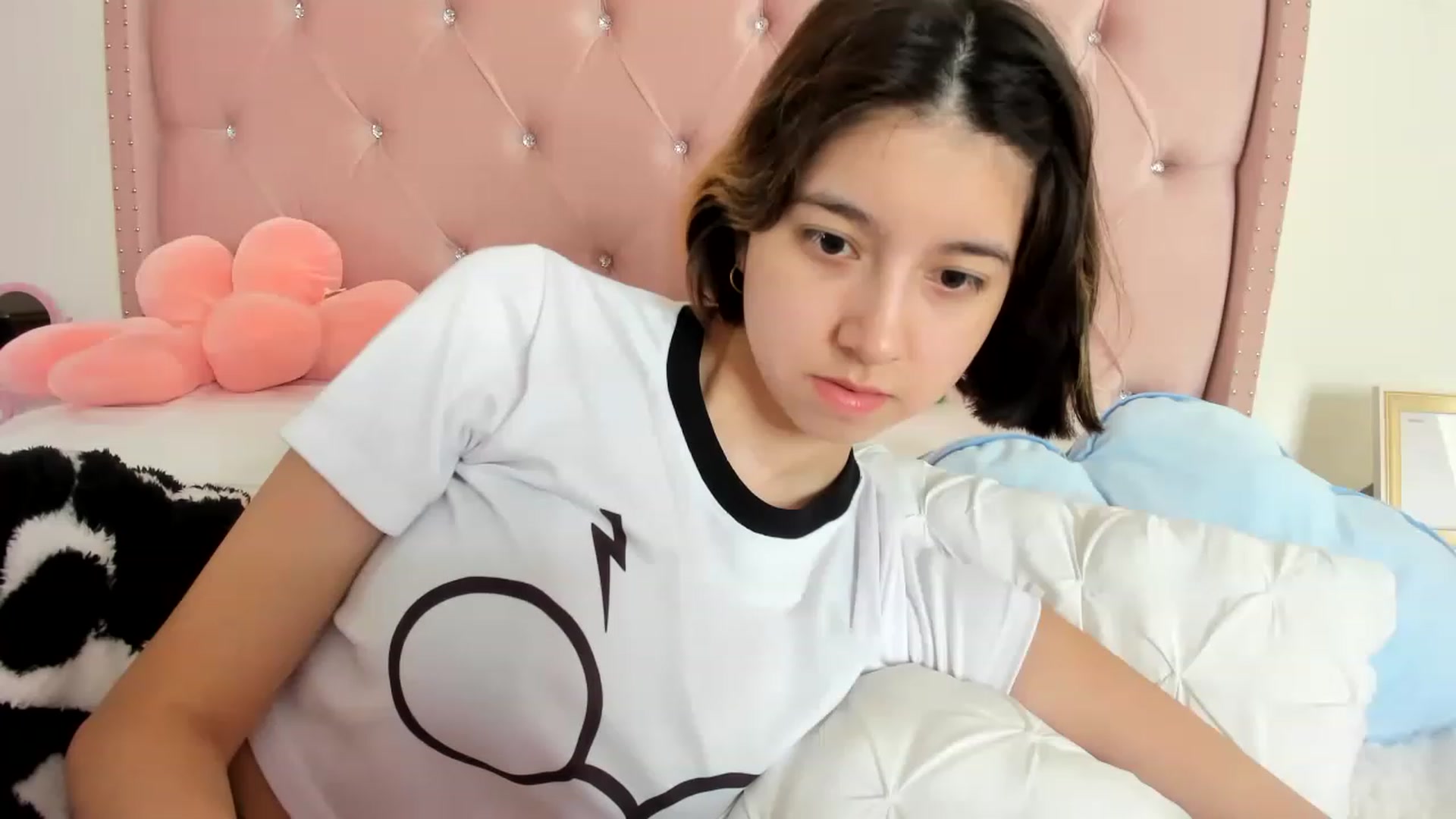 Gallery image thumbnail from Cherrycute666's myfreecams stream on, 01/03/2023, 21:39 image 3 of 20