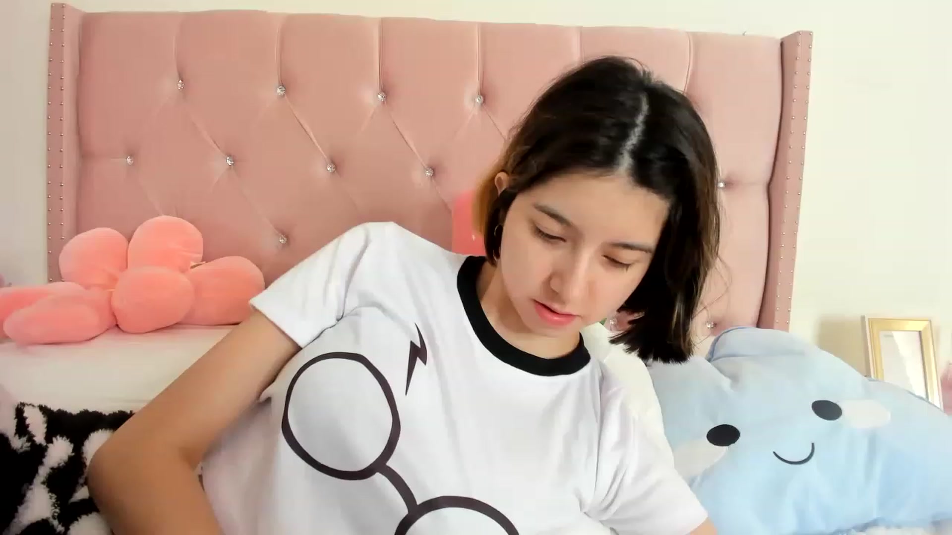 Gallery image thumbnail from Cherrycute666's myfreecams stream on, 01/03/2023, 21:39 image 12 of 20