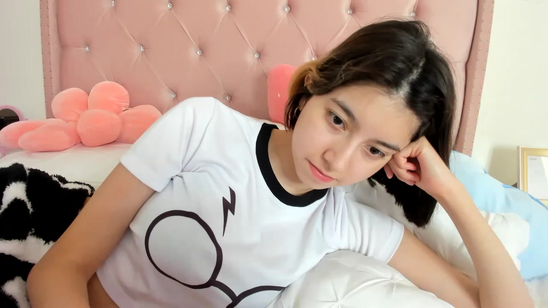 Gallery image thumbnail from Cherrycute666's myfreecams stream on, 01/03/2023, 21:39 image 4 of 20