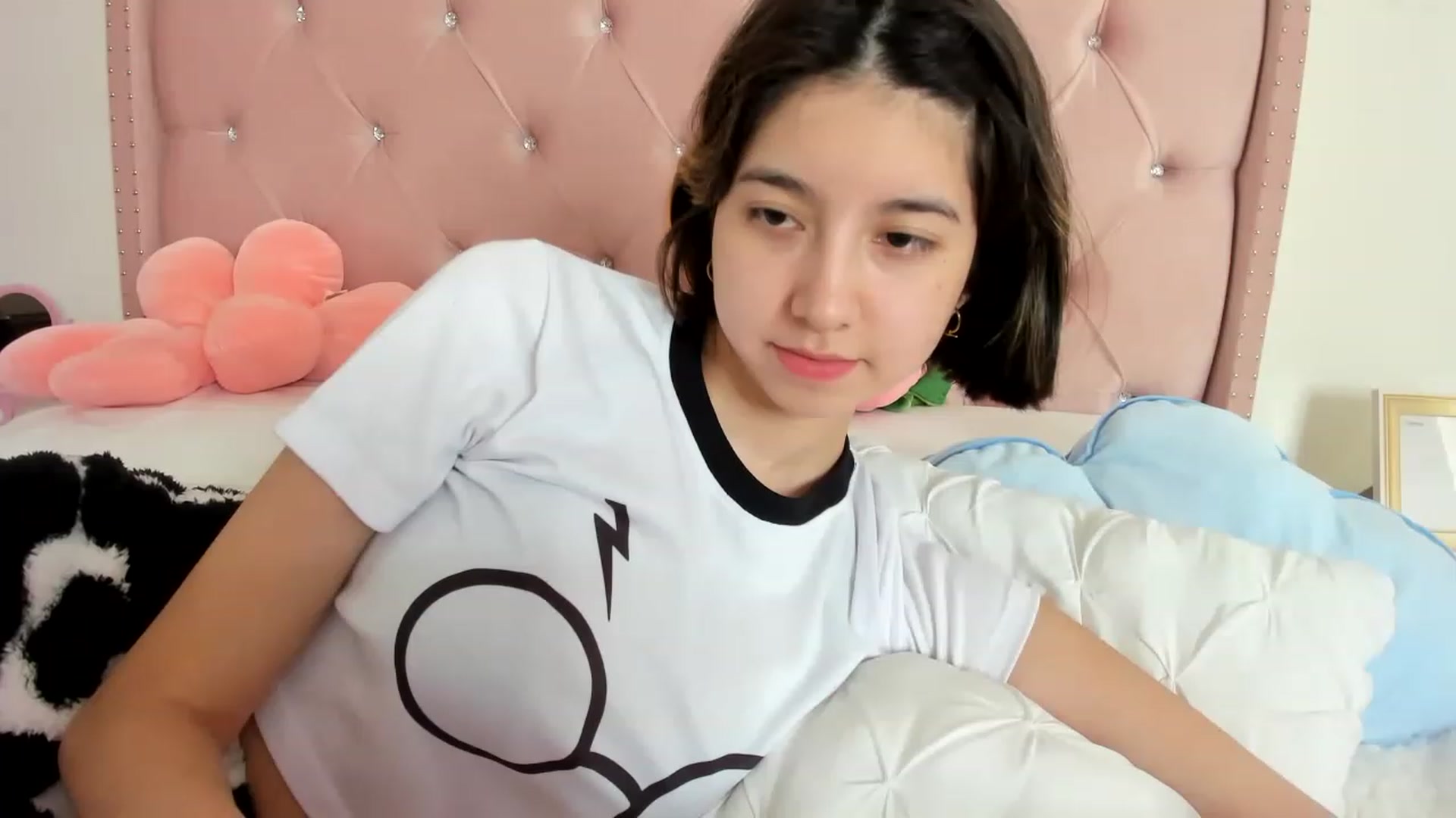 Gallery image thumbnail from Cherrycute666's myfreecams stream on, 01/03/2023, 21:39 image 2 of 20
