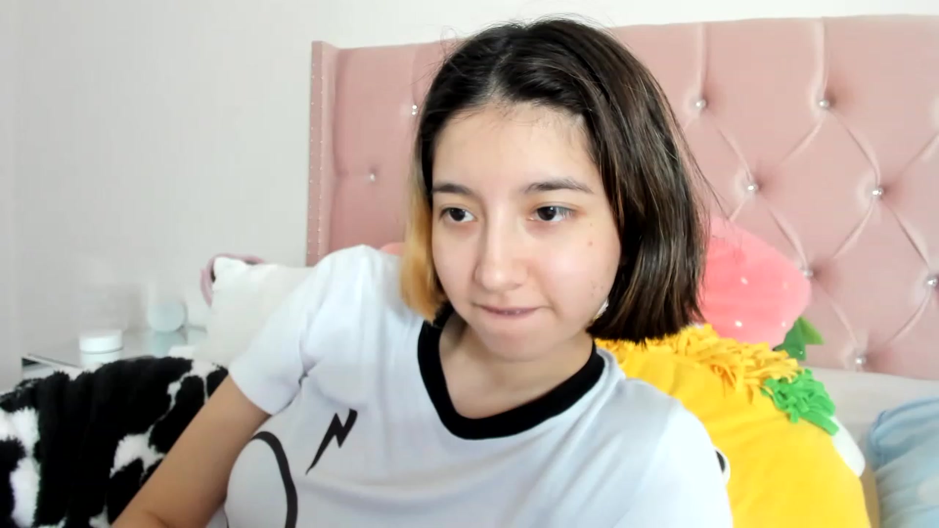 Gallery image thumbnail from Cherrycute666's myfreecams stream on, 01/04/2023, 24:53 image 15 of 20