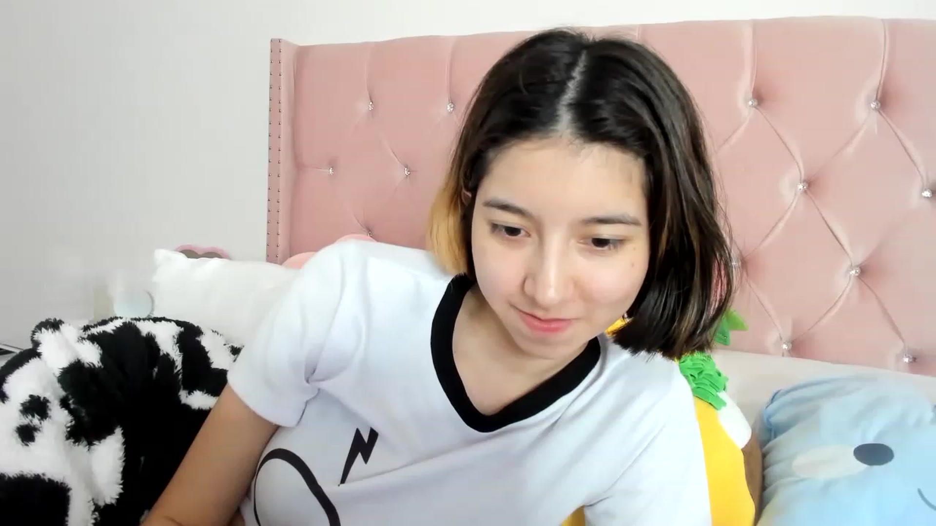 Gallery image thumbnail from Cherrycute666's myfreecams stream on, 01/04/2023, 24:53 image 16 of 20