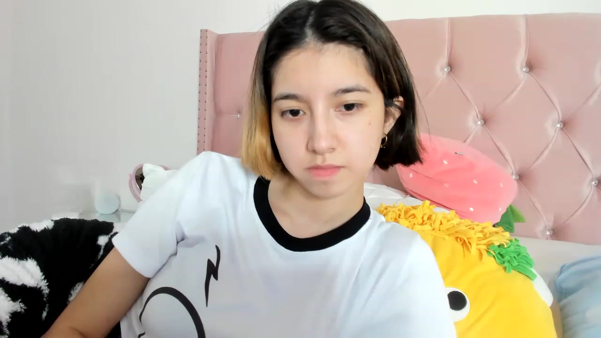 Gallery image thumbnail from Cherrycute666's myfreecams stream on, 01/04/2023, 24:53 image 13 of 20