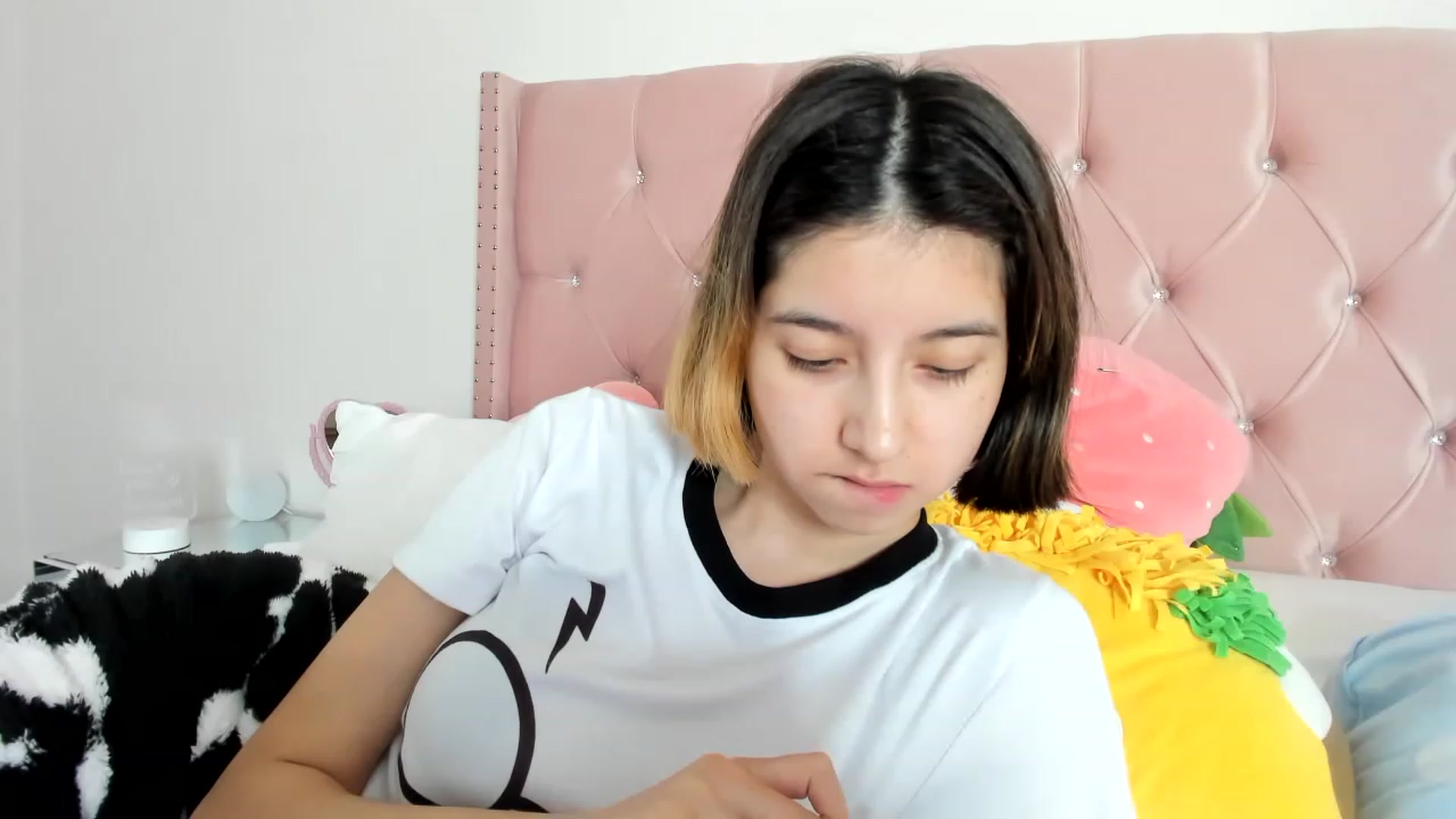 Gallery image thumbnail from Cherrycute666's myfreecams stream on, 01/04/2023, 02:34 image 4 of 20