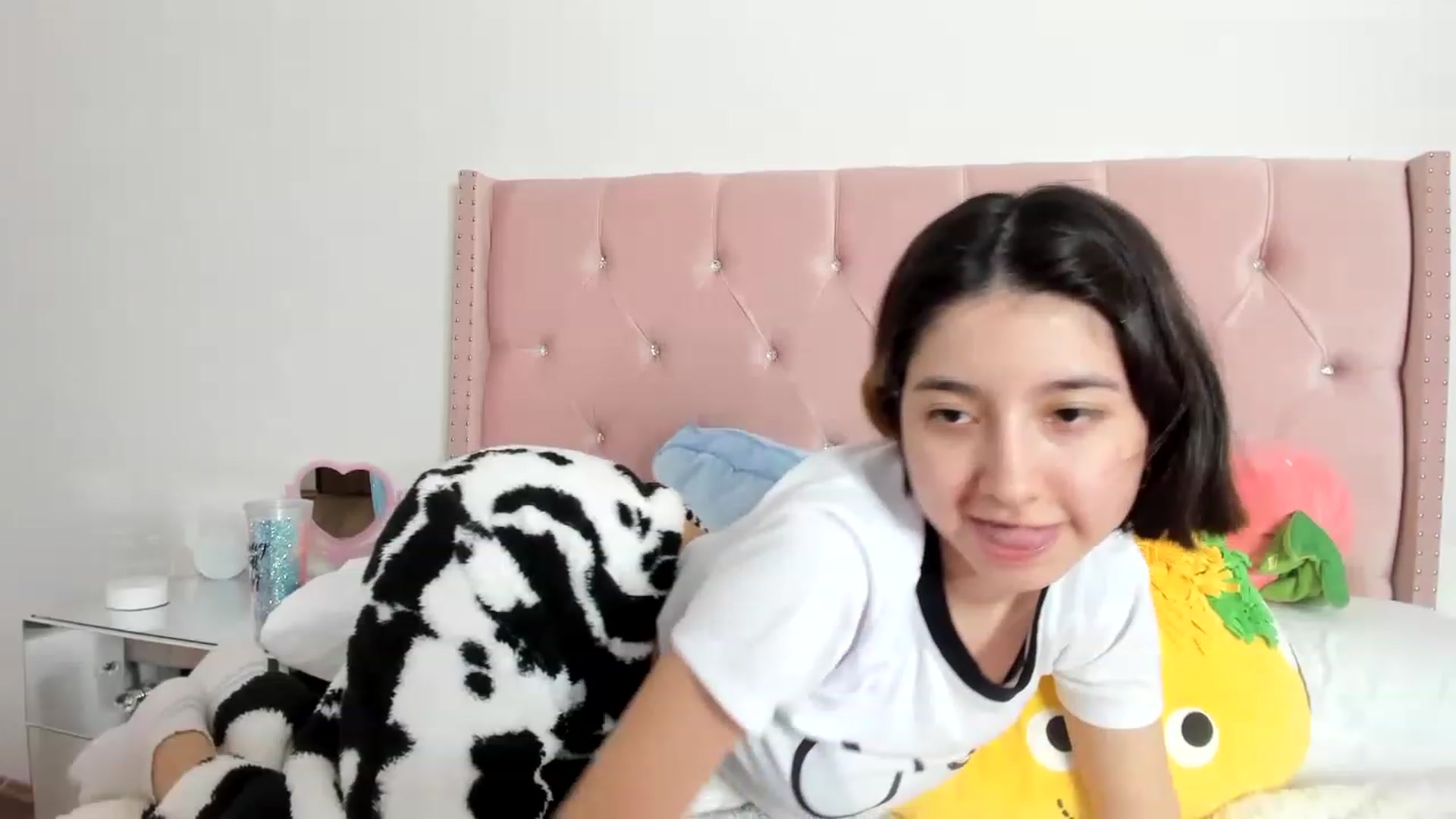 Gallery image thumbnail from Cherrycute666's myfreecams stream on, 01/04/2023, 07:35 image 10 of 20