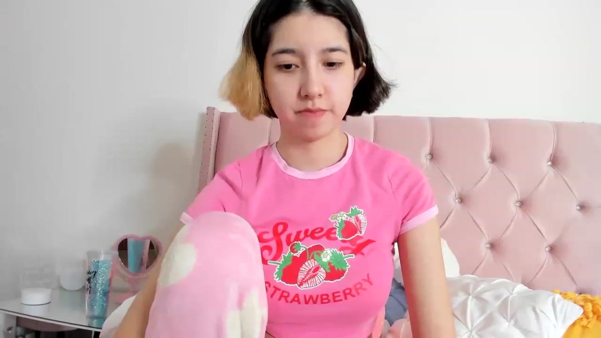 Gallery image thumbnail from Cherrycute666's myfreecams stream on, 01/04/2023, 17:29 image 16 of 20