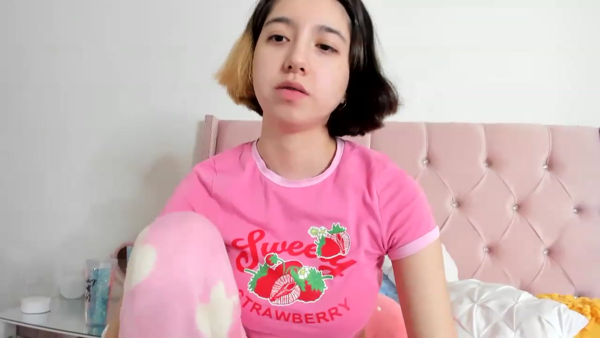 Gallery image thumbnail from Cherrycute666's myfreecams stream on, 01/04/2023, 17:29 image 14 of 20
