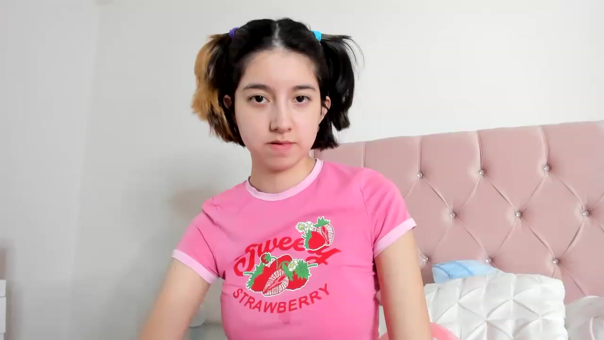Gallery image thumbnail from Cherrycute666's myfreecams stream on, 01/05/2023, 01:10 image 14 of 20