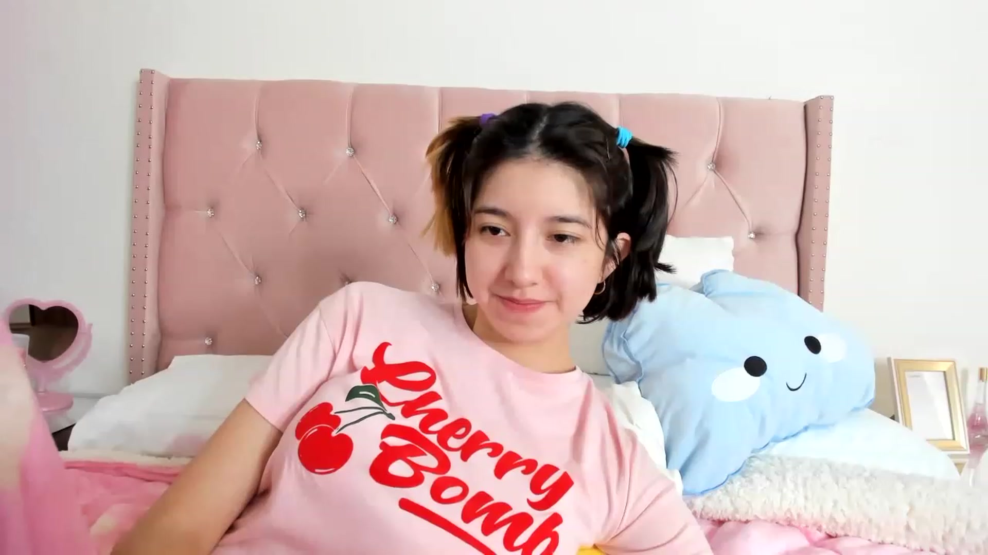 Gallery image thumbnail from Cherrycute666's myfreecams stream on, 01/05/2023, 18:03 image 12 of 20