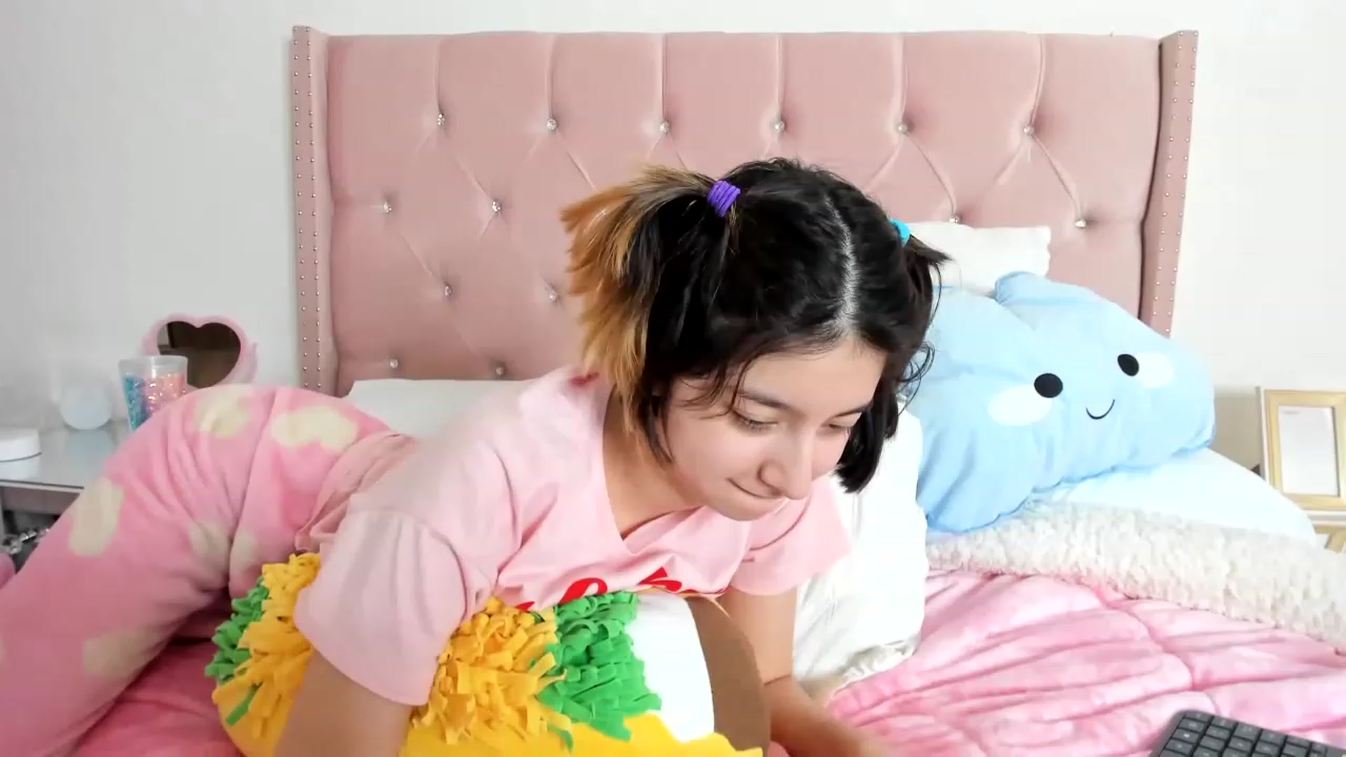 Gallery image thumbnail from Cherrycute666's myfreecams stream on, 01/05/2023, 18:03 image 16 of 20