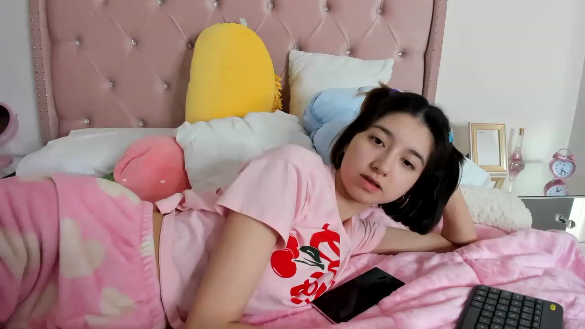 Gallery image thumbnail from Cherrycute666's myfreecams stream on, 01/05/2023, 18:03 image 19 of 20