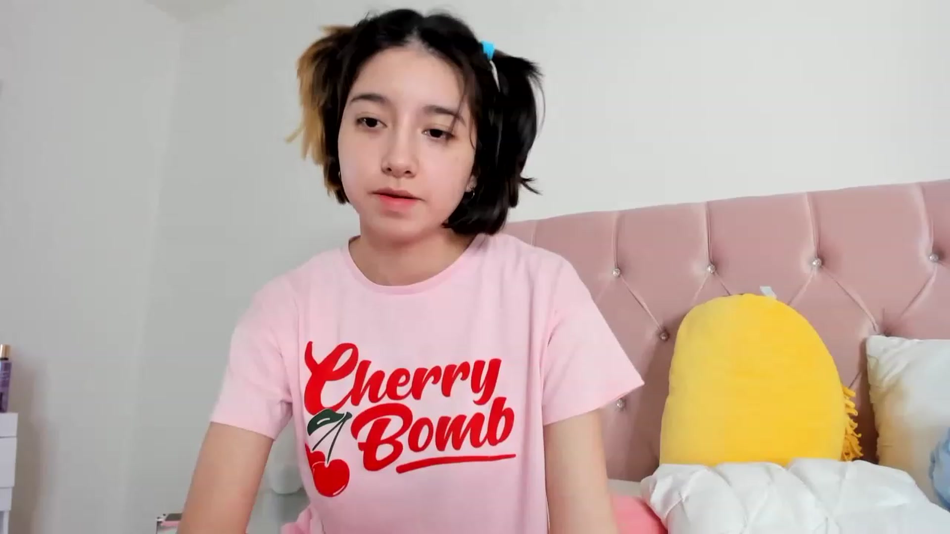 Gallery image thumbnail from Cherrycute666's myfreecams stream on, 01/05/2023, 18:22 image 16 of 20
