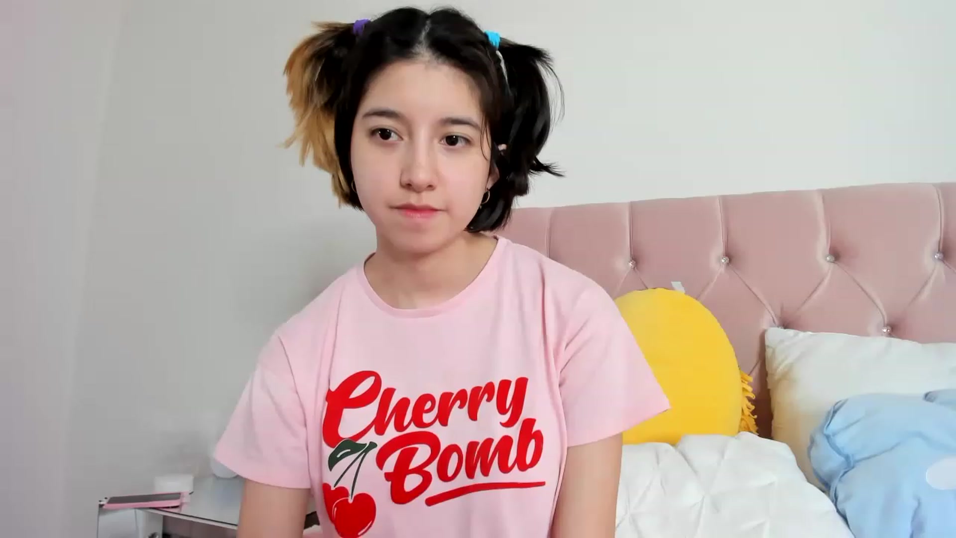 Gallery image thumbnail from Cherrycute666's myfreecams stream on, 01/05/2023, 18:22 image 3 of 20