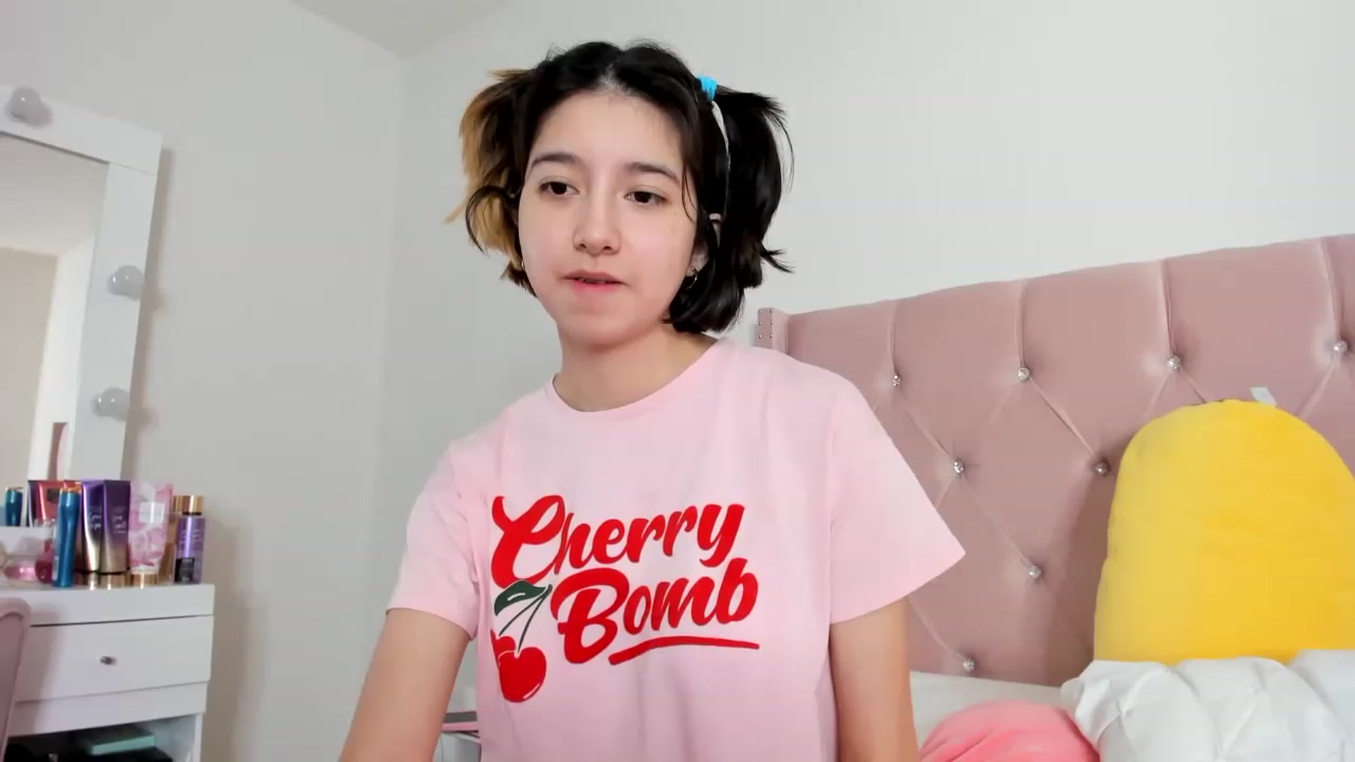 Gallery image thumbnail from Cherrycute666's myfreecams stream on, 01/05/2023, 18:22 image 10 of 20