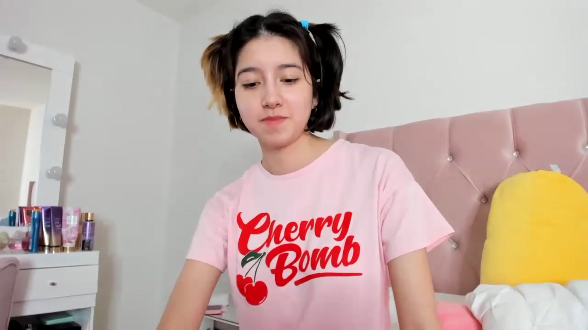 Gallery image thumbnail from Cherrycute666's myfreecams stream on, 01/05/2023, 18:22 image 14 of 20