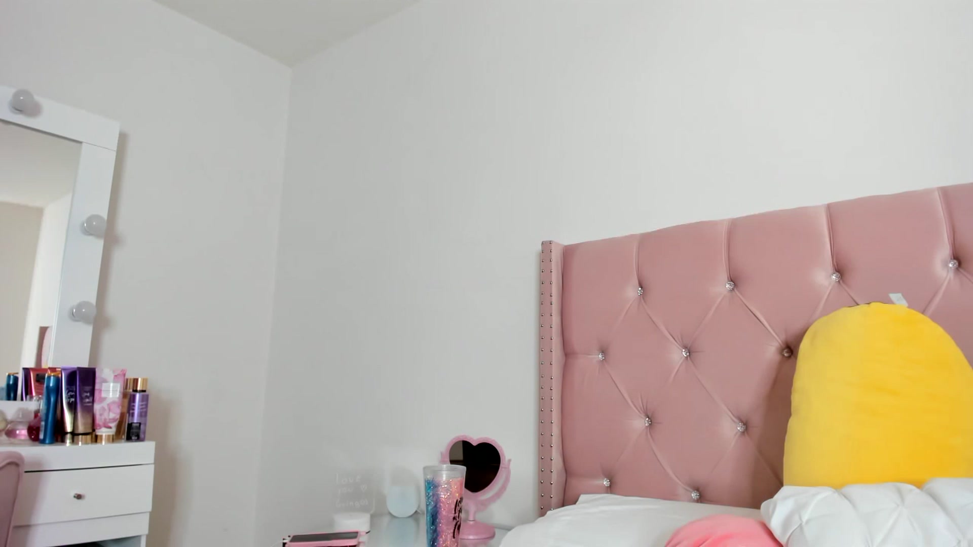 Gallery image thumbnail from Cherrycute666's myfreecams stream on, 01/05/2023, 18:22 image 13 of 20