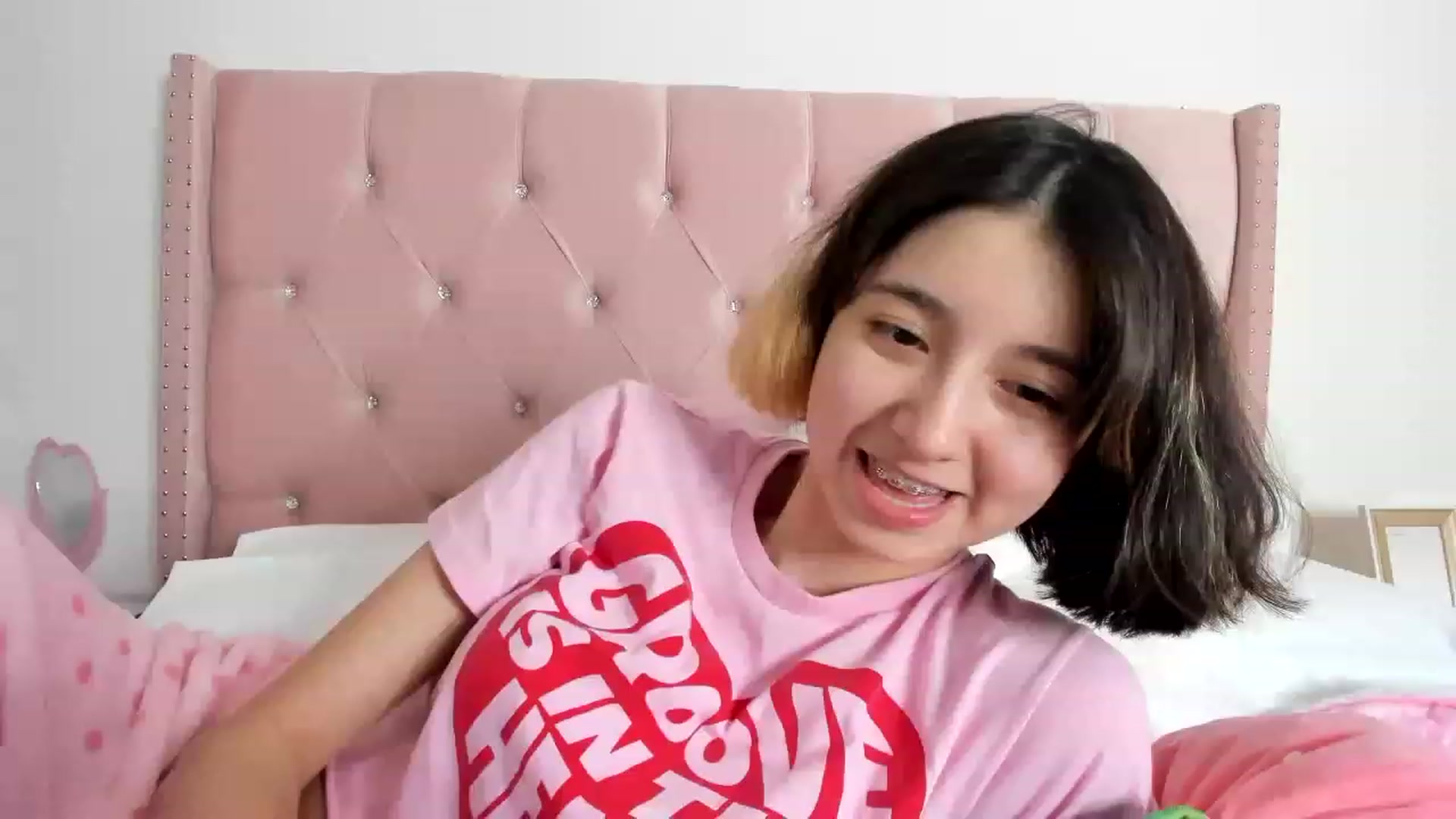 Gallery image thumbnail from Cherrycute666's myfreecams stream on, 01/06/2023, 15:31 image 10 of 20