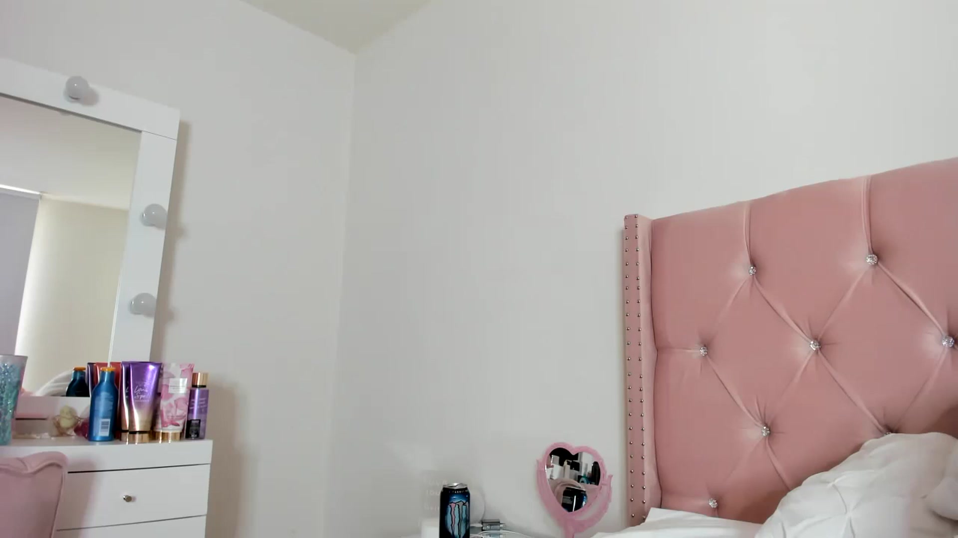 Gallery image thumbnail from Cherrycute666's myfreecams stream on, 01/08/2023, 16:57 image 8 of 20
