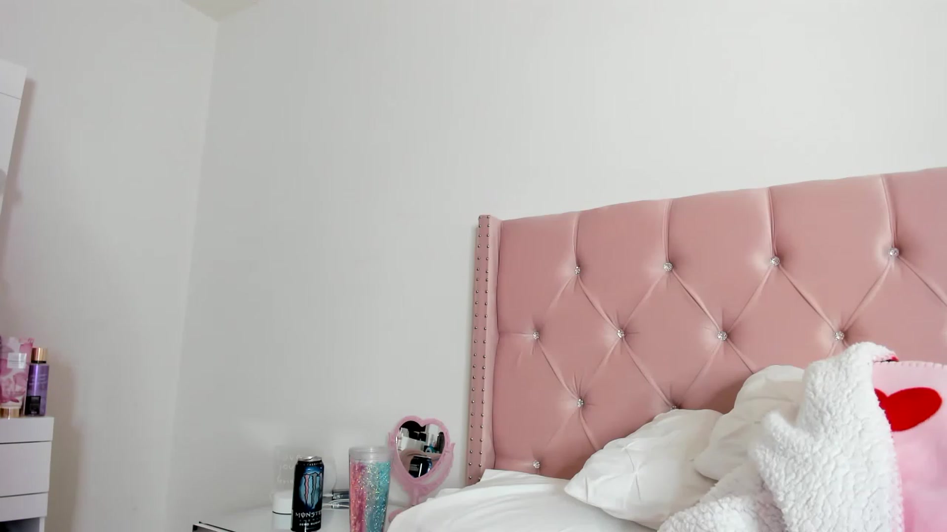 Gallery image thumbnail from Cherrycute666's myfreecams stream on, 01/08/2023, 16:57 image 1 of 20