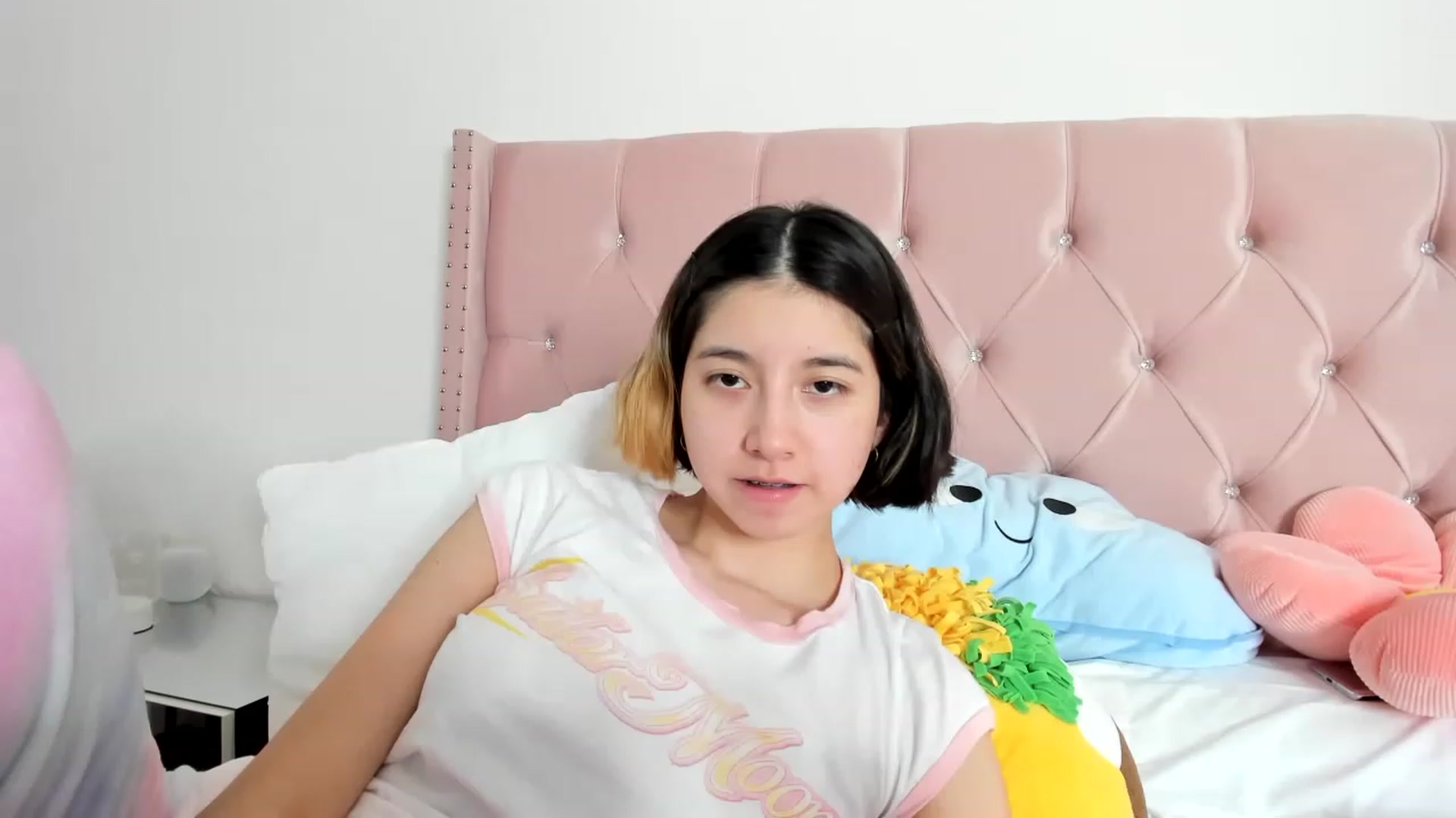 Gallery image thumbnail from Cherrycute666's myfreecams stream on, 01/10/2023, 02:21 image 12 of 20