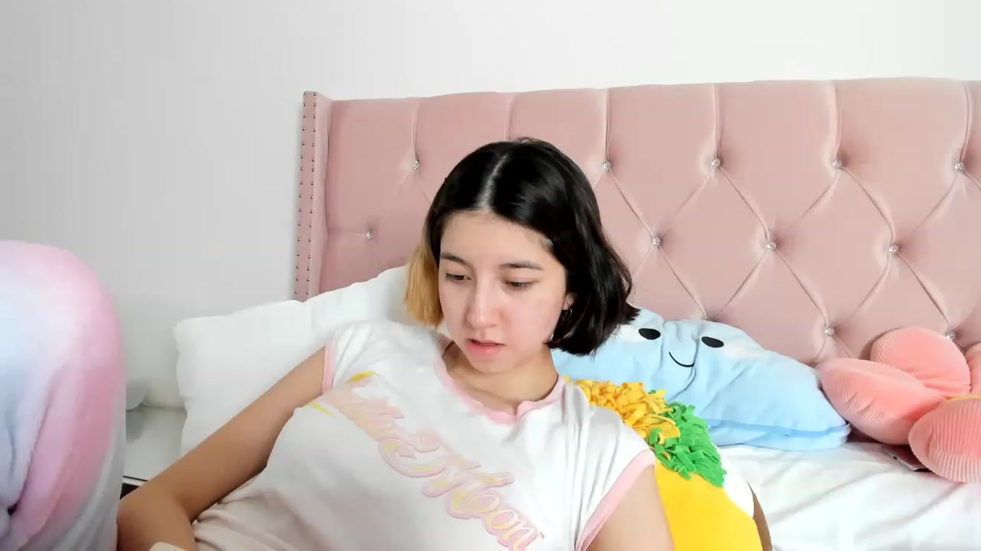 Gallery image thumbnail from Cherrycute666's myfreecams stream on, 01/10/2023, 03:55 image 6 of 20