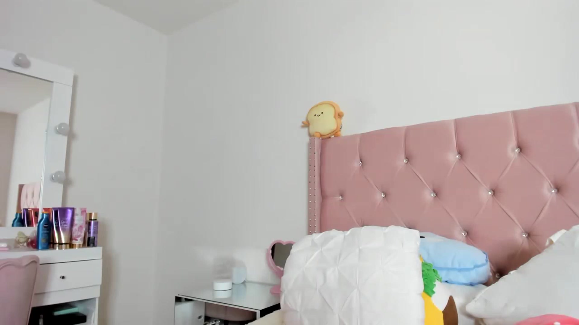 Gallery image thumbnail from Cherrycute666's myfreecams stream on, 01/10/2023, 09:17 image 6 of 20